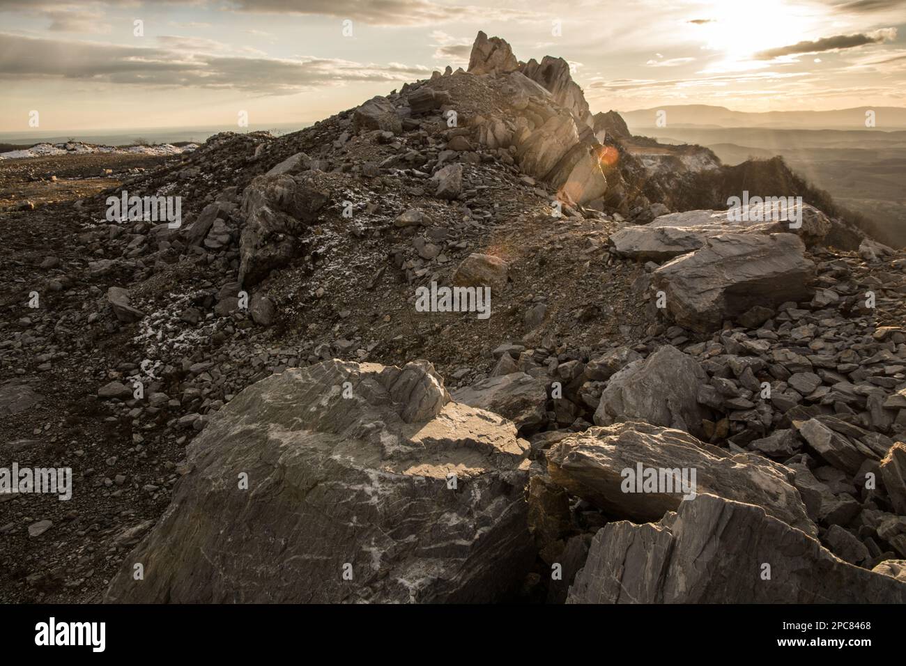 Montagna rocciosa al tramonto, Ungheria, Bélapátfalva Foto Stock