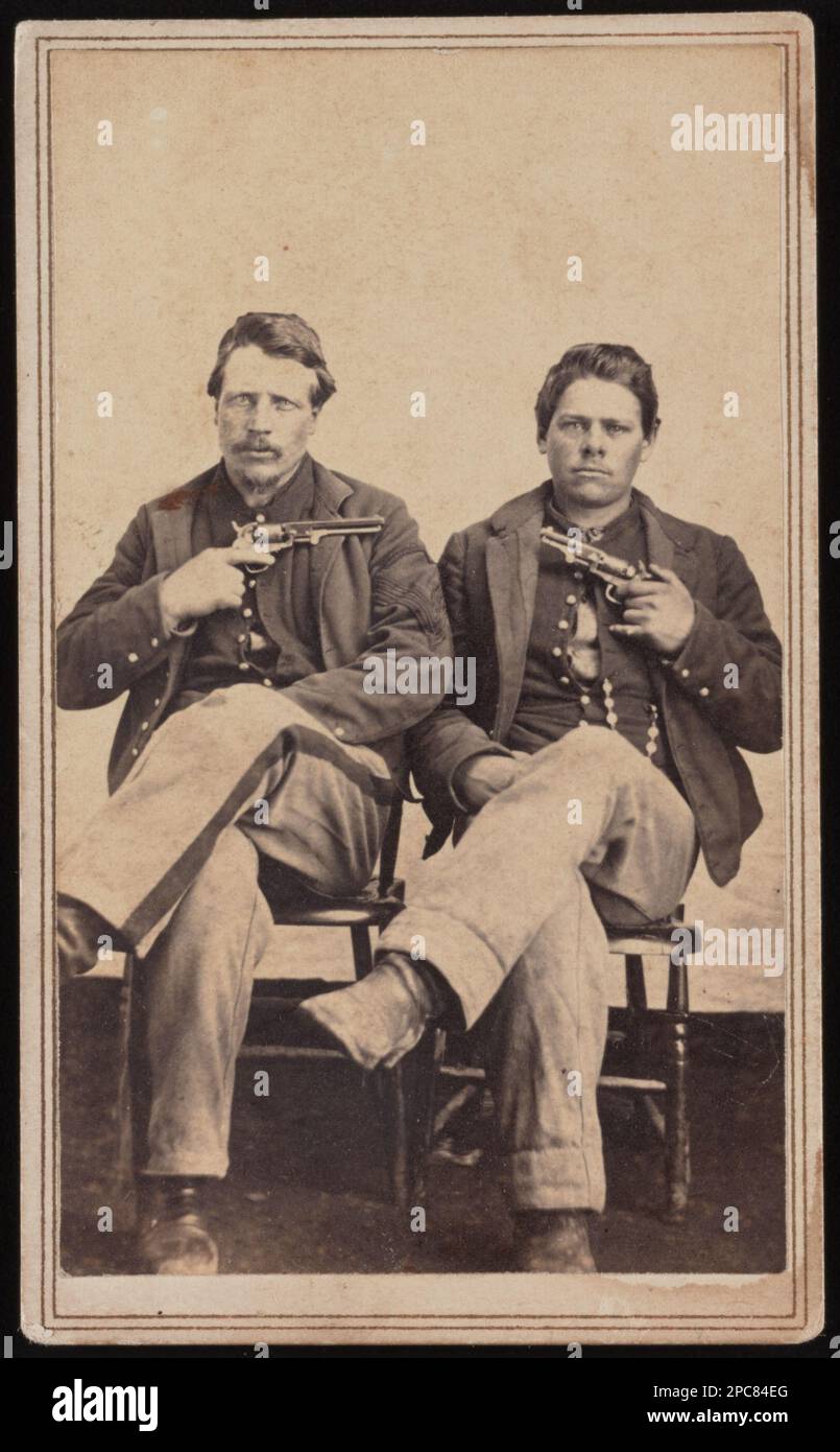 Due soldati non identificati nelle divise dell'Unione con pistole puntate l'una contro l'altra. Liljenquist Famiglia Collezione di fotografie della Guerra civile , pp/liljpaper. Stati Uniti, Esercito, persone, 1860-1870, soldati, Unione, 1860-1870, uniformi militari, Unione, 1860-1870, Pistole, 1860-1870, Stati Uniti, Storia, Guerra civile, 1861-1865, personale militare, Unione. Foto Stock