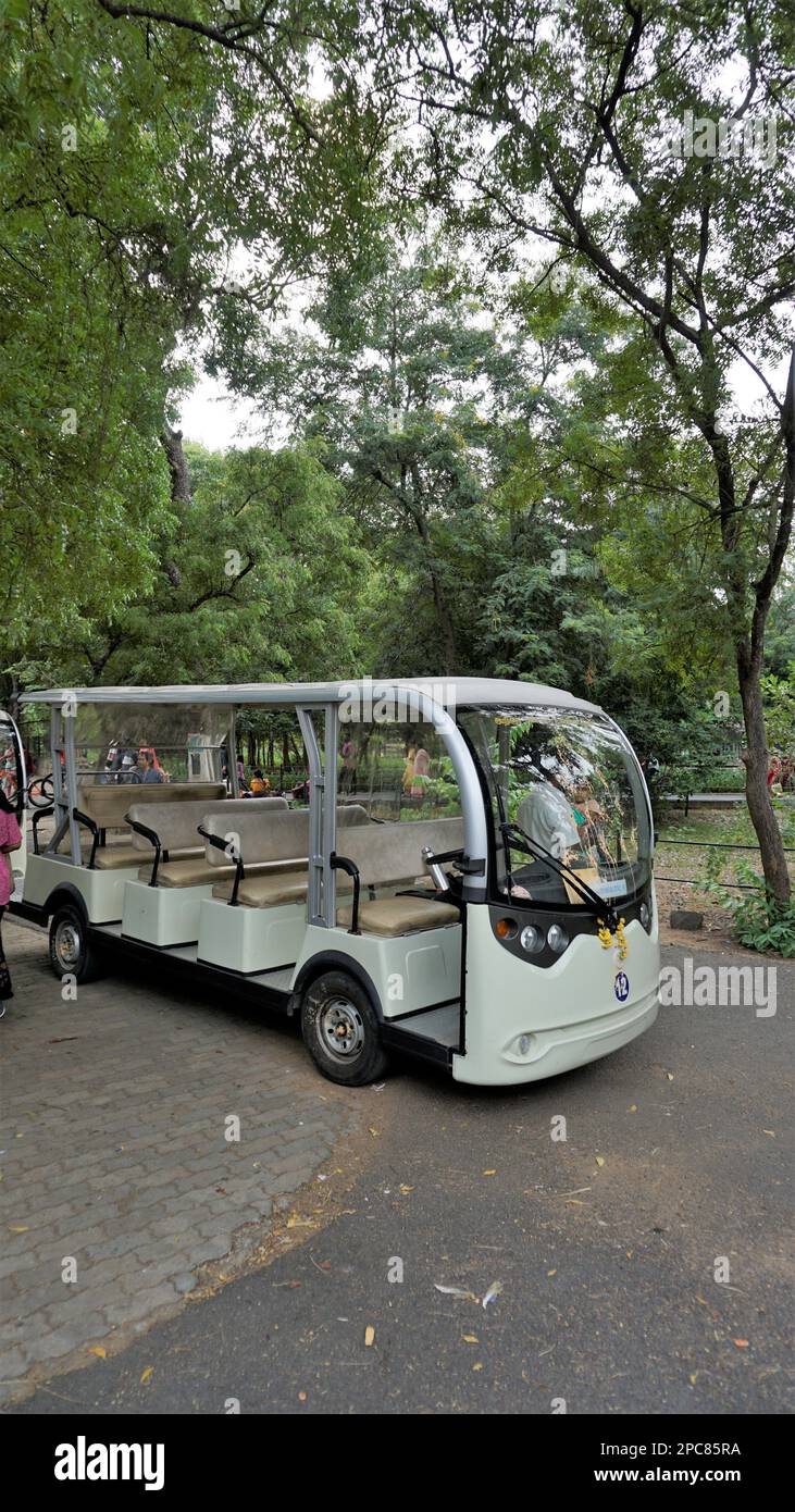 Vandalur,Tamilnadu,India-Ottobre 04 2022: Auto elettrica turistica all'interno del Parco Zoologico Arignar Anna. Foto Stock