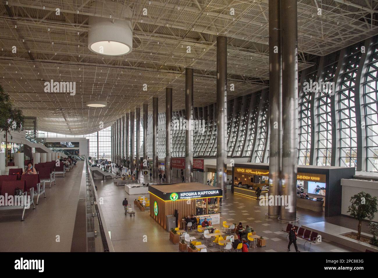 Simferopol, Crimea - 05 aprile 2021: Interno del terminal passeggeri dell'aeroporto internazionale Simferopol Foto Stock