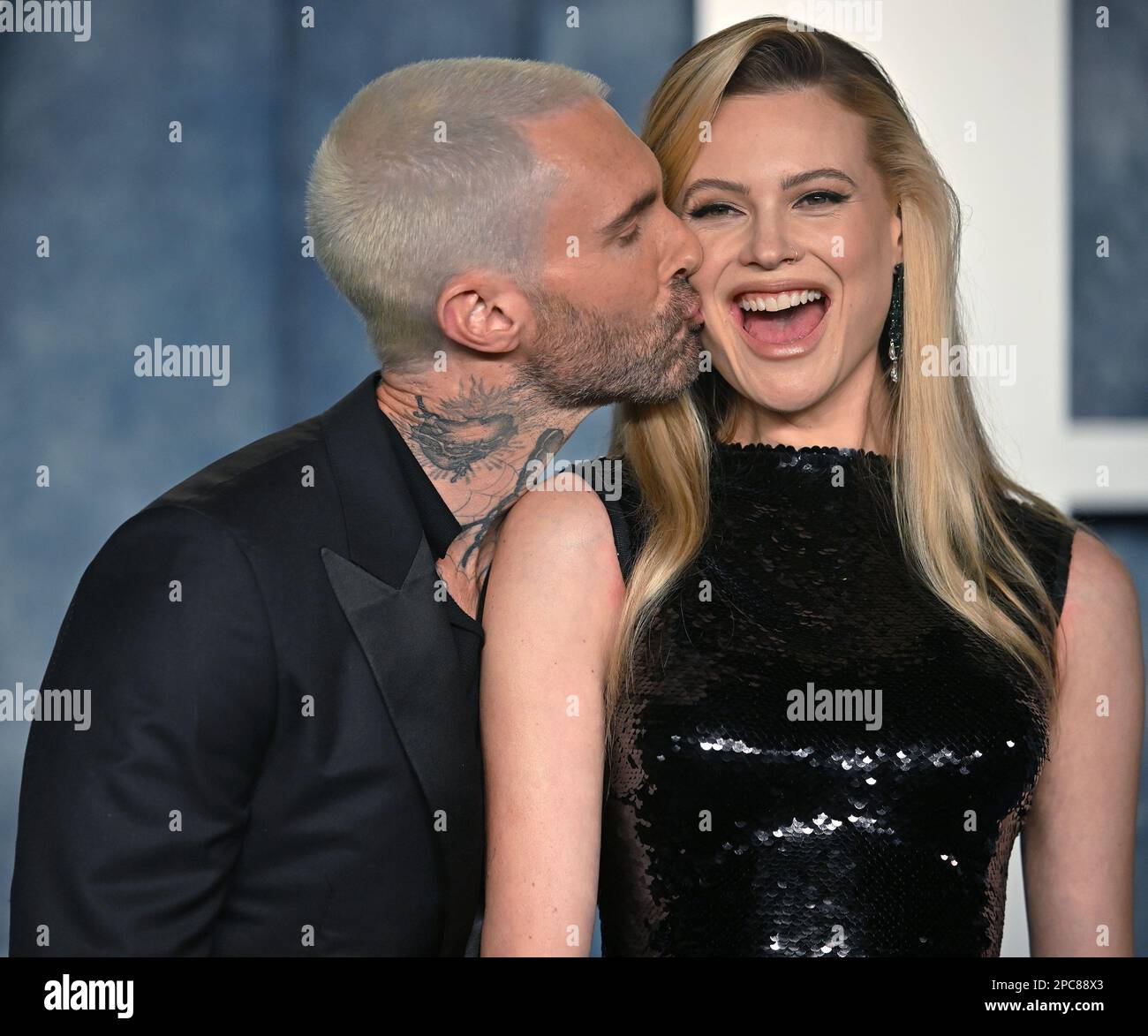 Beverly Hills, Stati Uniti. 12th Mar, 2023. Adam Levine (L) bacia sua moglie Behati Prinsloo mentre arrivano per il Vanity Fair Oscar Party al Walis Annenberg Center for the Performing Arts di Beverly Hills, California, domenica 12 marzo 2023. Foto di Chris Chew/UPI Credit: UPI/Alamy Live News Foto Stock