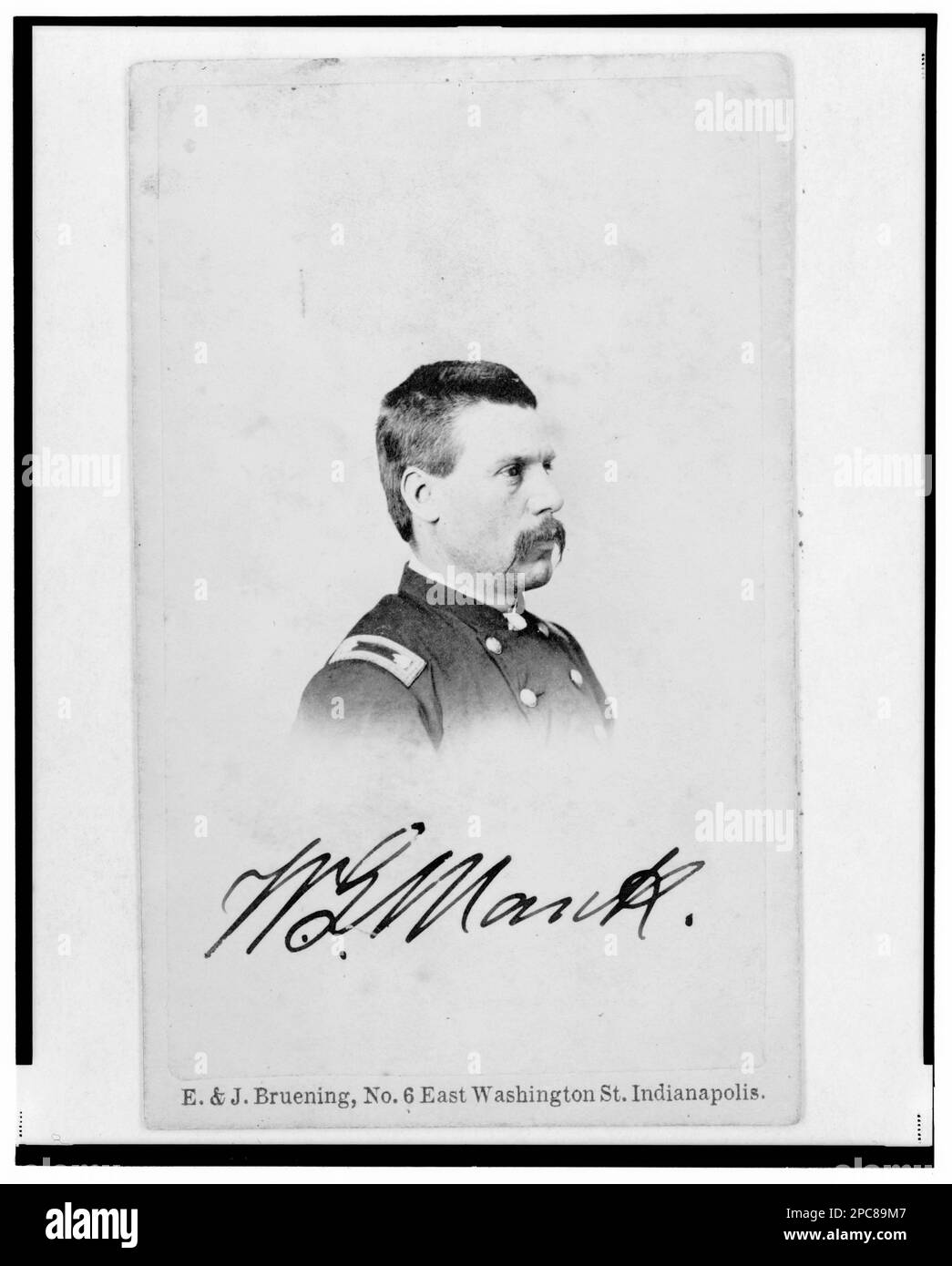 Generale Brigadier William G. Mank, ufficiale dell'Unione nel reggimento dell'Indiana 32nd, ritratto della testa e delle spalle, girato a destra / E. & J. Bruening, Indianapolis.. Titolo ideato dallo staff della Biblioteca, in: Adolph Metzner Photograph album ., no 21, surrogato di riferimento copia laser a colori, che mostra la parte anteriore e posteriore della foto, archiviato con i finding aid per IL LOTTO 8751 nella sala di lettura P&P. Mank, William G, 1831-1887, Military Service, Stati Uniti, Army, Indiana Infanty Regiment, 32nd (1861-1865), People, Stati Uniti, Storia, Guerra civile, 1861-1865, ufficiali militari, Unione. Foto Stock