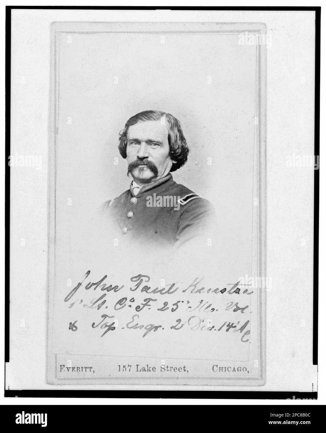 1st tenente John Paul Kuntze, ufficiale dell'Unione, ritratto del busto, fronte / Everitt, Chicago.. Titolo ideato dallo staff della Biblioteca, in: Adolph Metzner Photograph album ., no 13, surrogato di riferimento copia laser a colori, che mostra la parte anteriore e posteriore della foto, archiviato con i finding aid per IL LOTTO 8751 nella sala di lettura P&P. Kuntze, John Paul, servizio militare, Stati Uniti, Storia, Guerra civile, 1861-1865, ufficiali militari, Unione. Foto Stock