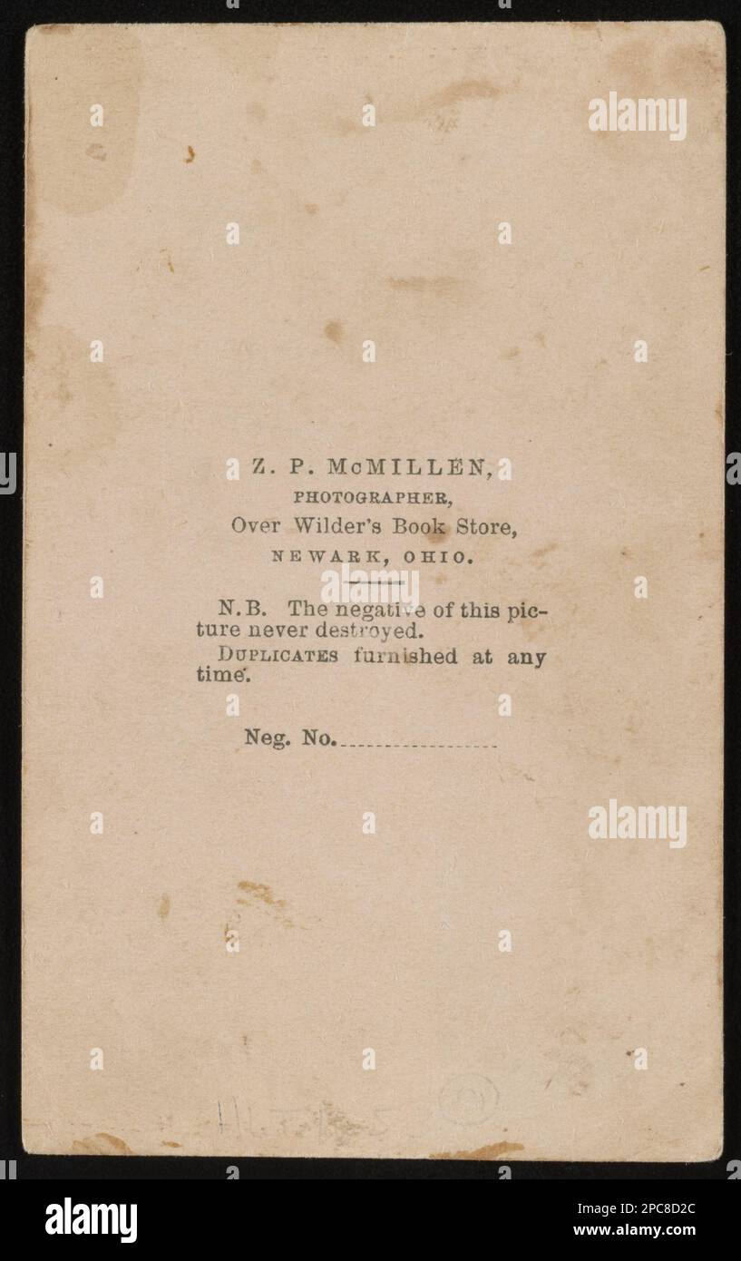 Bandiera reggimento combattuta del 76th° Reggimento della fanteria dell'Ohio con fotografie del maggiore generale Charles Robert Woods e del maggiore generale William Burnham Woods / Z.P. McMillen, fotografo.. Liljenquist Famiglia Collezione di fotografie della Guerra civile , pp/liljpaper. Stati Uniti, Army, Ohio Fanteria Regiment, 76th (1861-1865), Equipment & Supplies, Standard militari, Union, 1860-1870, Stati Uniti, Storia, Guerra civile, 1861-1865, Attrezzature e forniture, Unione. Foto Stock