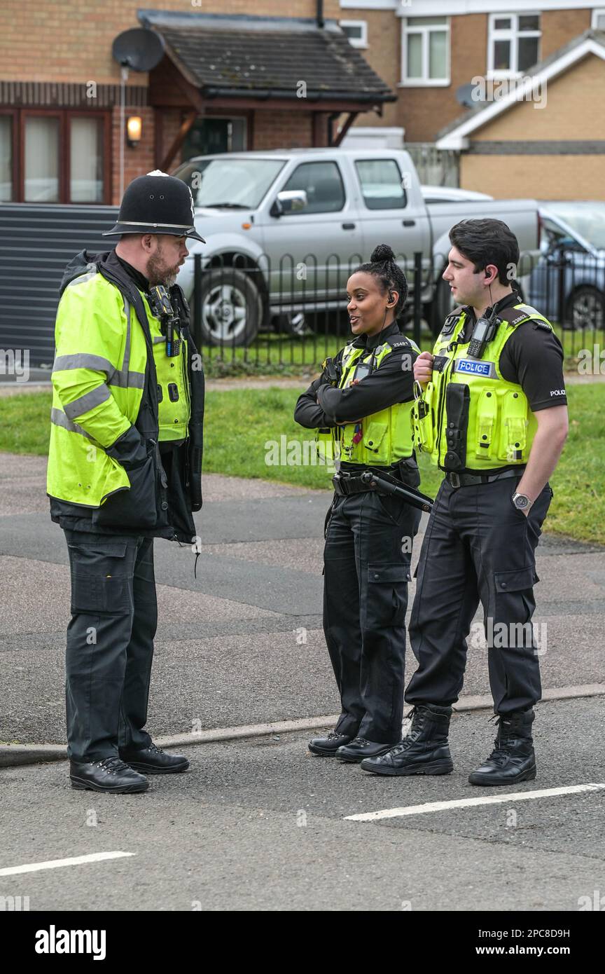 Cadbury Drive, Birmingham, 13 marzo 2023 - la polizia di West Midlands ha avviato un'indagine per omicidio dopo che due uomini sono stati attaccati in una proprietà a Birmingham questo pomeriggio. Una trent forense blu era fuori dalla proprietà con due ufficiali forensi che scattavano foto. Un uomo ha sofferto di pugnalate e, nonostante i migliori sforzi dei colleghi dell'ambulanza, è morto sulla scena di Cadbury Drive poco dopo le 13. Anche un altro uomo ha subito ferite da pugnalata ed è stato portato in ospedale in condizioni critiche. Credito: Interrompi stampa Media/Alamy Live News Foto Stock