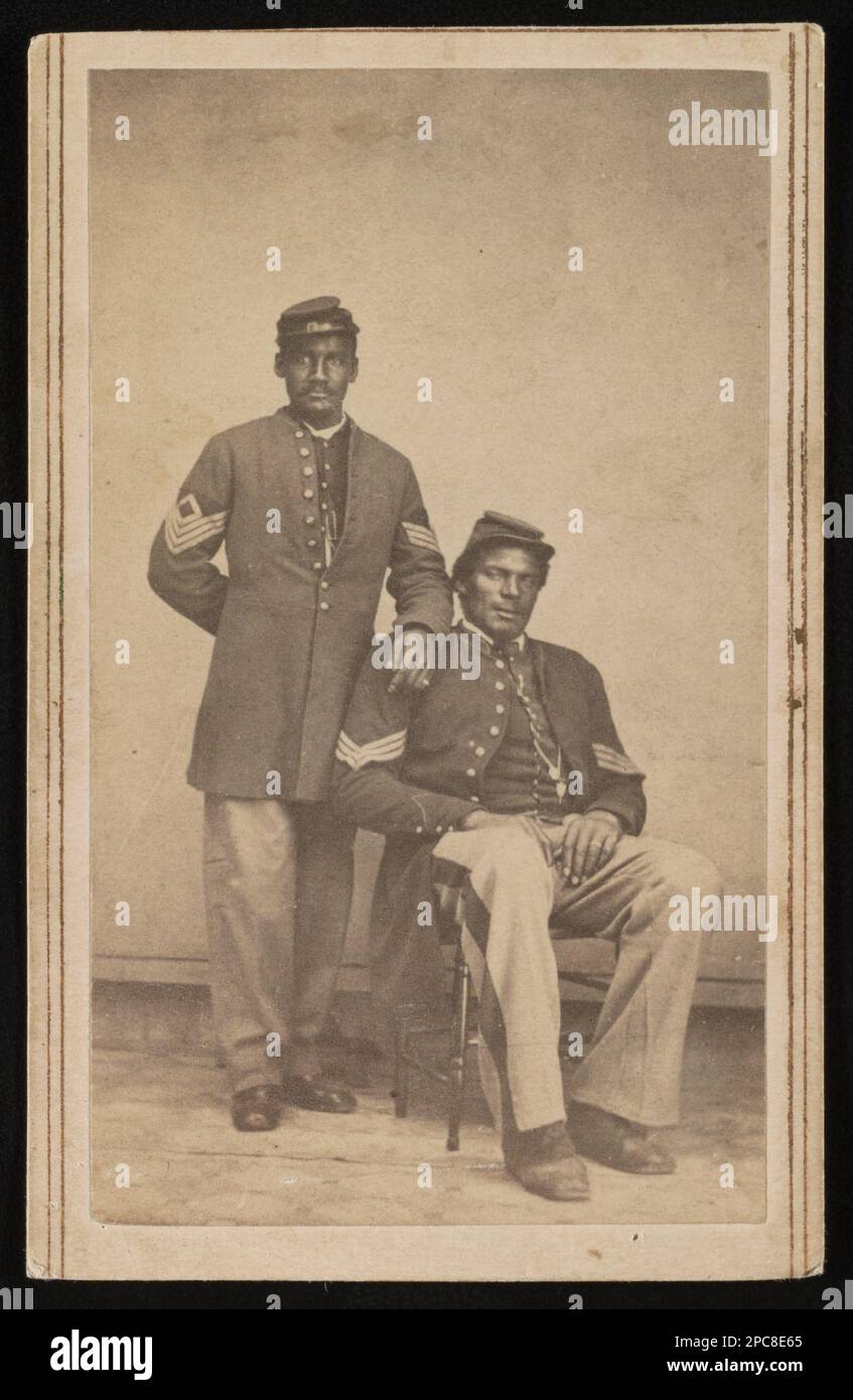 Due soldati afroamericani non identificati nelle uniformi dei sergente dell'Unione. Liljenquist Famiglia Collezione di fotografie della Guerra civile , pp/liljpaper. Stati Uniti, esercito, persone, 1860-1870, afroamericani, Servizio militare, 1860-1870, soldati, Unione, 1860-1870, Uniformi militari, Unione, 1860-1870, Stati Uniti, Storia, Guerra civile, 1861-1865, personale militare, Unione. Foto Stock