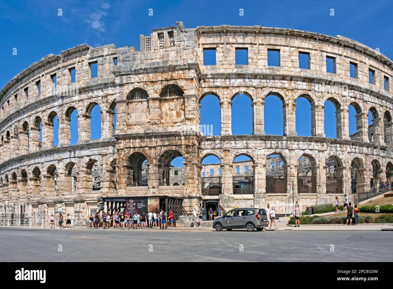 Le mura ad arco restaurate dell'Arena di Pola / Pulska Arena, anfiteatro romano nella città di Pola / Pola, Istria County, Croazia Foto Stock