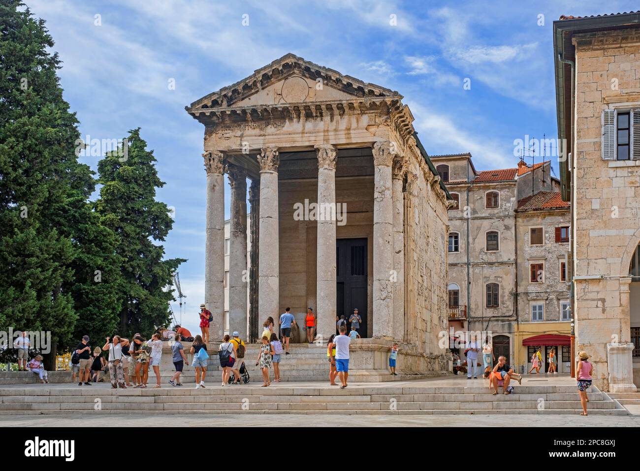 Augustov hram, tempio romano di Augusto con colonne corinzie nel centro storico della città di Pola / Pola, Istria County, Croazia Foto Stock