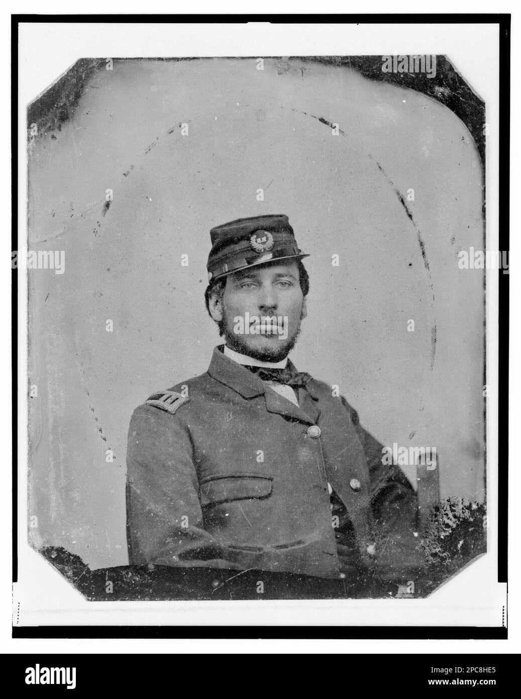 Ufficiale dell'Unione non identificato, ritratto a metà lunghezza, rivolto verso la parte anteriore. Titolo ideato dallo staff della Biblioteca, in: Adolph Metzner Photograph album ., no 78, surrogato di riferimento copia laser a colori, che mostra la parte anteriore e posteriore della foto, archiviato con i finding aid per IL LOTTO 8751 nella sala di lettura P&P. Stati Uniti, Storia, Guerra civile, 1861-1865, ufficiali militari, Unione. Foto Stock