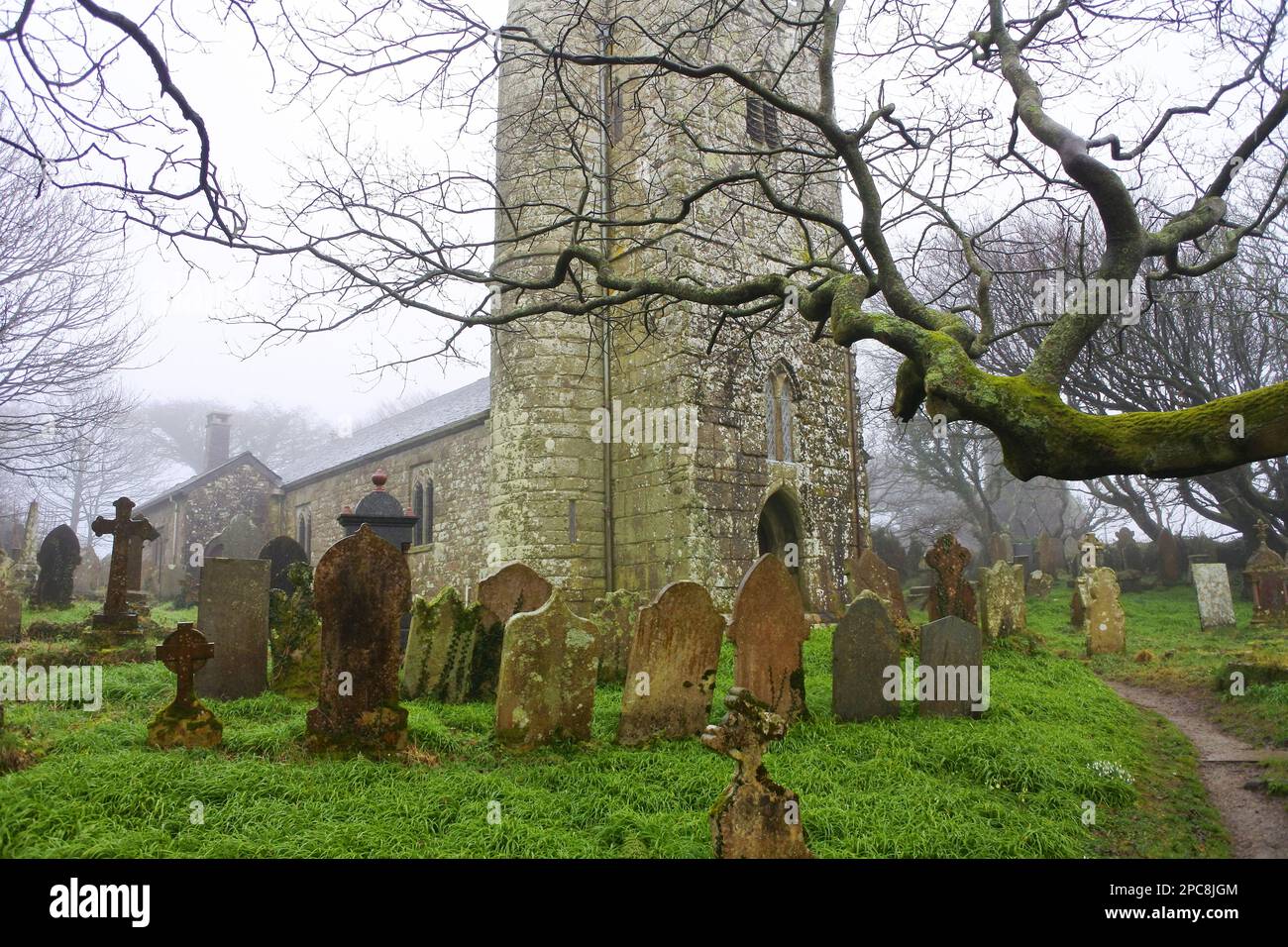 Il cimitero di St. Chiesa parrocchiale di Dennis, Cornovaglia, Regno Unito - John Gollop Foto Stock