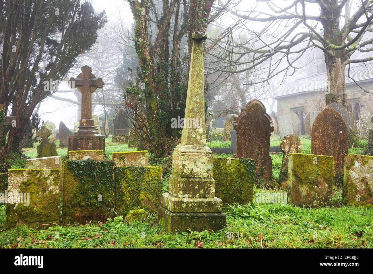 Il cimitero di St. Chiesa parrocchiale di Dennis, Cornovaglia, Regno Unito - John Gollop Foto Stock