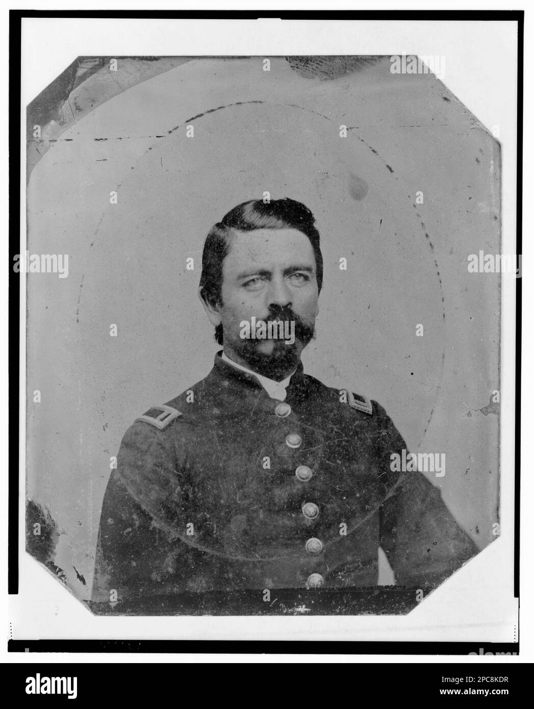 Ufficiale dell'Unione non identificato, ritratto a metà lunghezza, rivolto verso la parte anteriore. Titolo ideato dallo staff della Biblioteca, in: Adolph Metzner Photograph album ., no 76, surrogato di riferimento copia laser a colori, che mostra la parte anteriore e posteriore della foto, archiviato con i finding aid per IL LOTTO 8751 nella sala di lettura P&P. Stati Uniti, Storia, Guerra civile, 1861-1865, ufficiali militari, Unione. Foto Stock