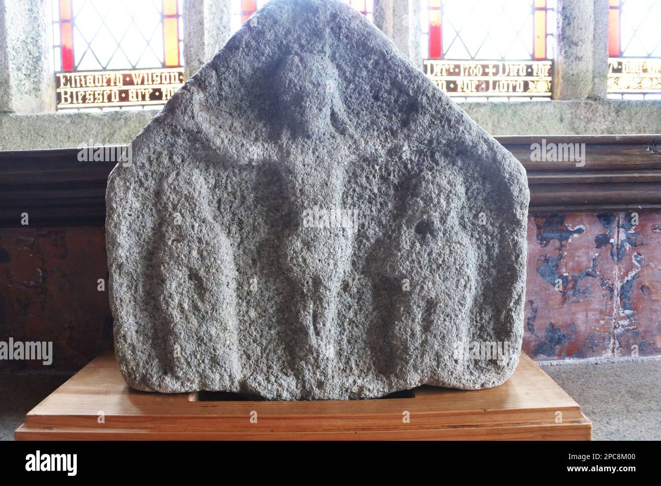 Particolare di una scultura in pietra medievale con l'effigie di Cristo e due discepoli, Beage Church, Cornovaglia - John Gollop Foto Stock