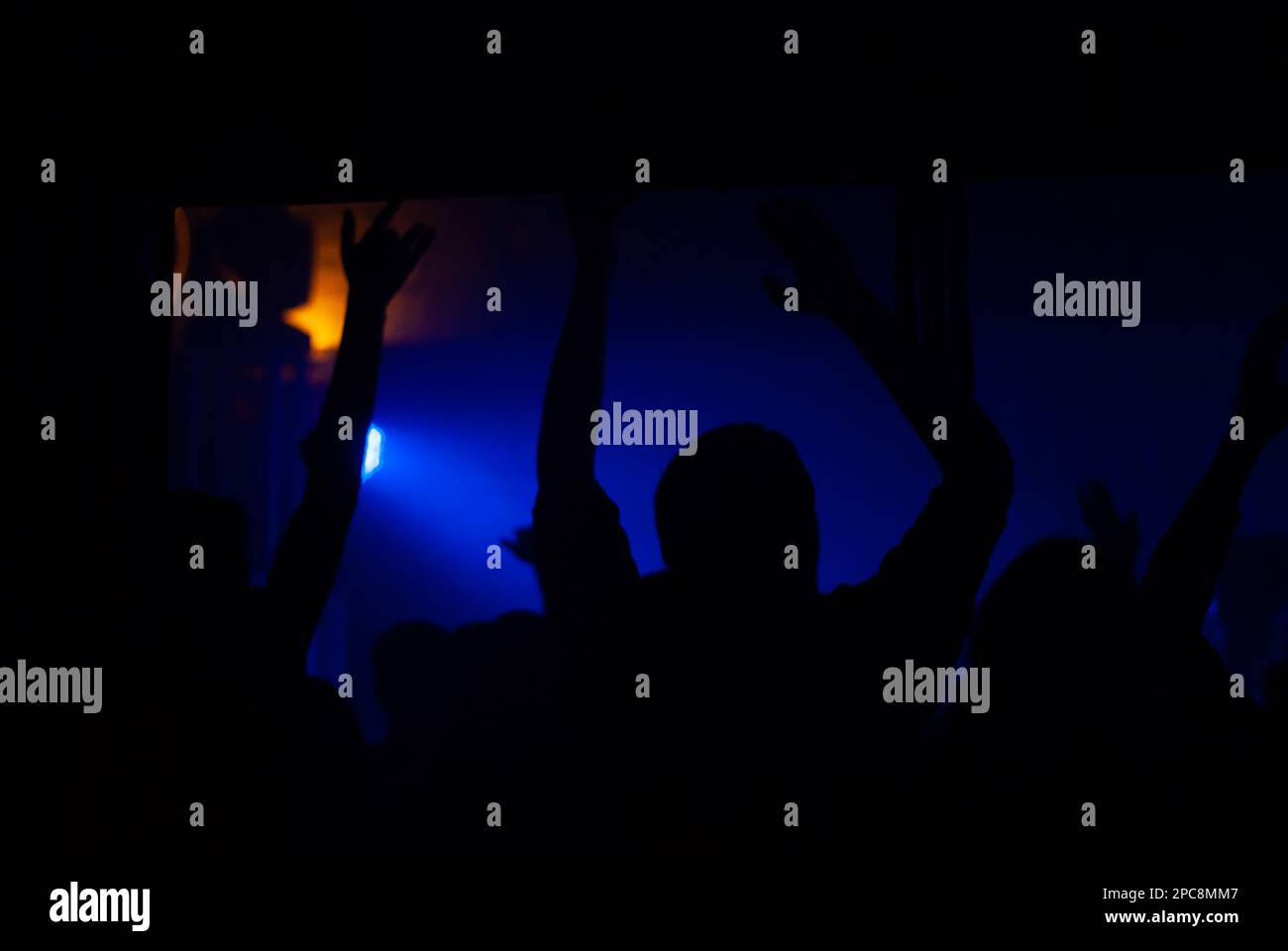Vista sulla folla nel night club in luci Foto Stock