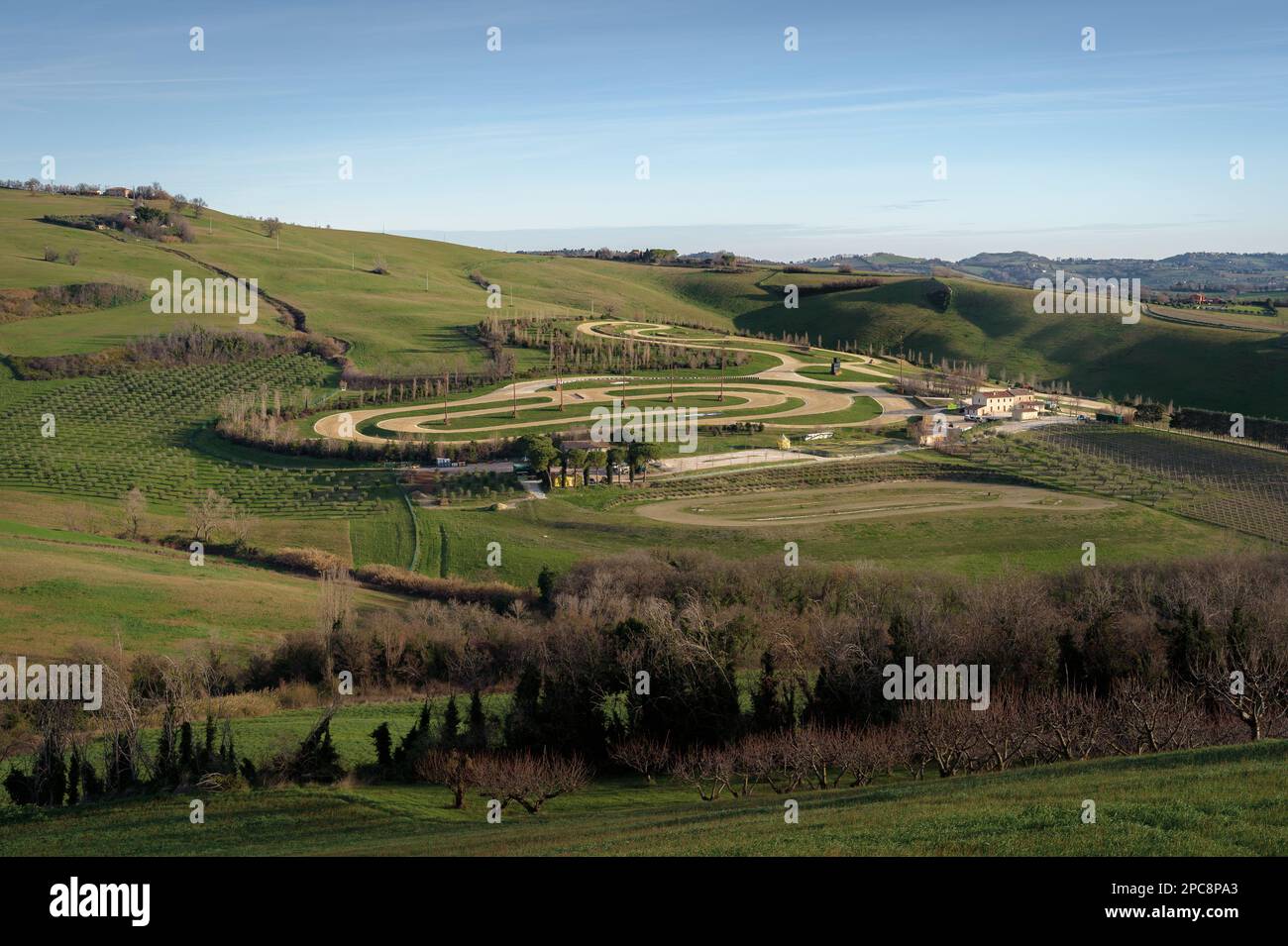 Tavullia, Italia - 11 gennaio 2023: Vista esterna da lontano del ranch e pista personale di Valentino Rossi a Tavullia, luogo di nascita dell'ital Foto Stock