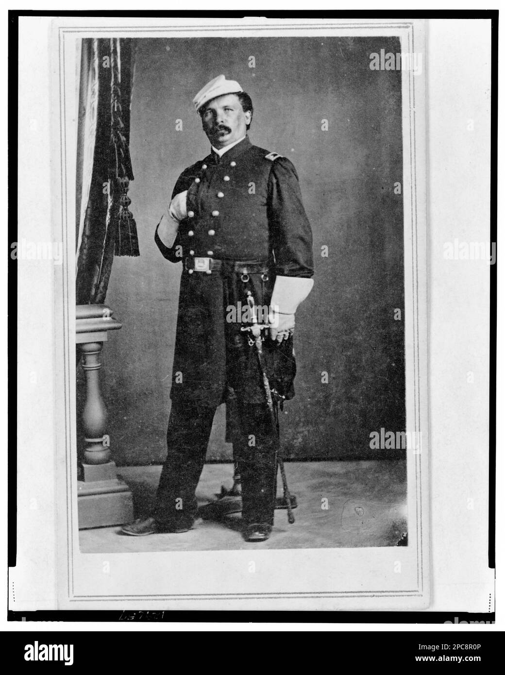William Wagner, un chirurgo nel 24th Illinois Regiment, ritratto completo, in piedi, di fronte / T.M. Galleria fotografica di Schleier Cartes de Visite, Nashville, Ten. Titolo ideato dallo staff della Biblioteca, in: Adolph Metzner Photograph album ., no 42, iscritta alla voce: 7 Aprile, 1863, Color laser copy reference surrogato, che mostra la parte anteriore e posteriore della foto, depositata con i finding aid per IL LOTTO 8751 nella Sala lettura P&P. Stati Uniti, Army, Illinois Fantry Regiment, 24th (1861-1864), persone, UnifForms, 1860-1870, Stati Uniti, Storia, Guerra civile, 1861-1865, aspetti medici. Foto Stock