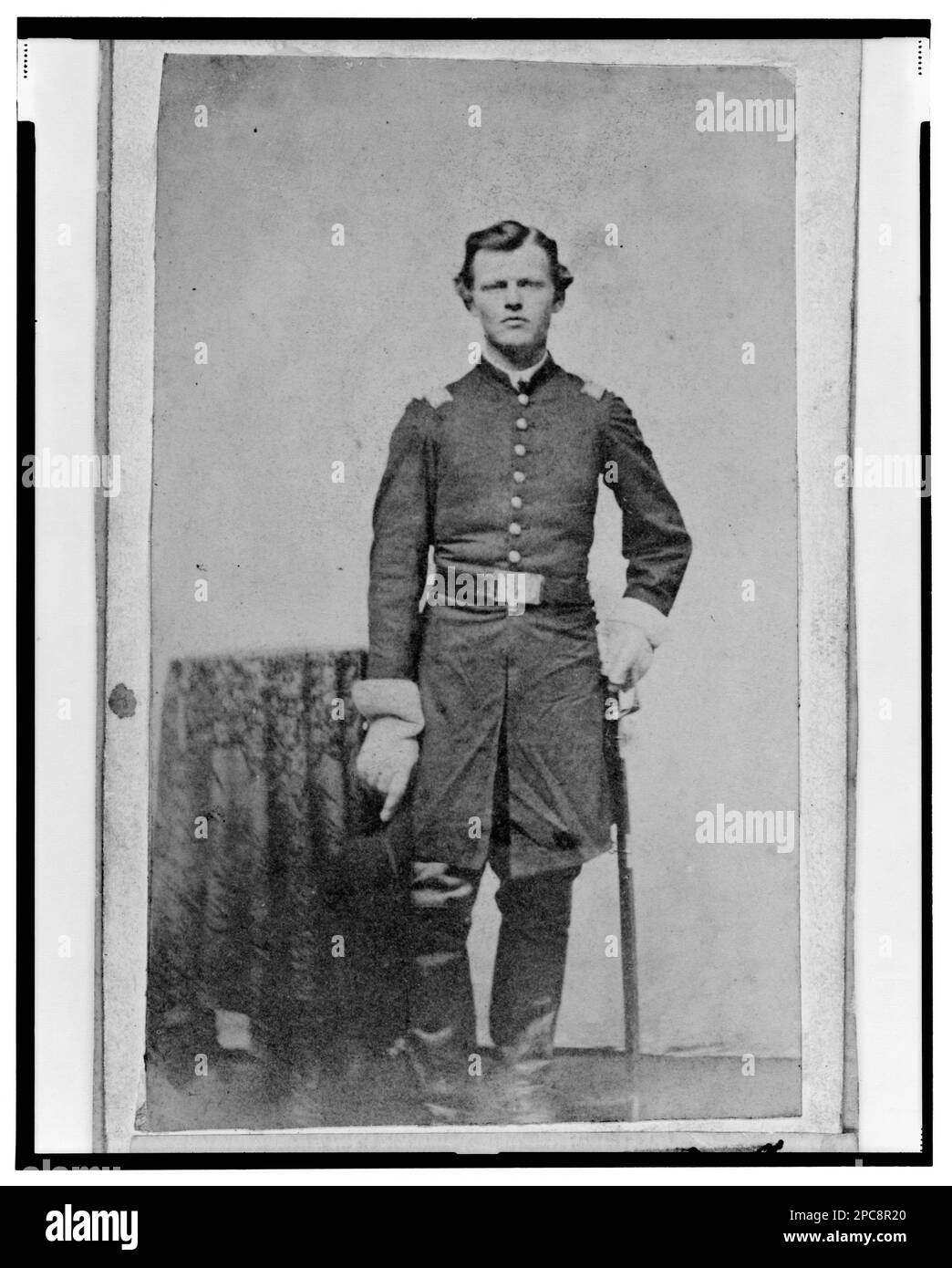 Capitano Louis Ernst von Trebra, ufficiale dell'Unione nel reggimento dell'Indiana 32nd, ritratto completo, in piedi, di fronte / Rex MF'g Co., Chicago.. Titolo ideato dallo staff della Biblioteca, in: Adolph Metzner Photograph album ., no 17. Trebra, Louis Ernst von, servizio militare, Stati Uniti, esercito, Indiana Infanty Regiment, 32nd (1861-1865), People, Stati Uniti, Storia, Guerra civile, 1861-1865, ufficiali militari, Unione. Foto Stock