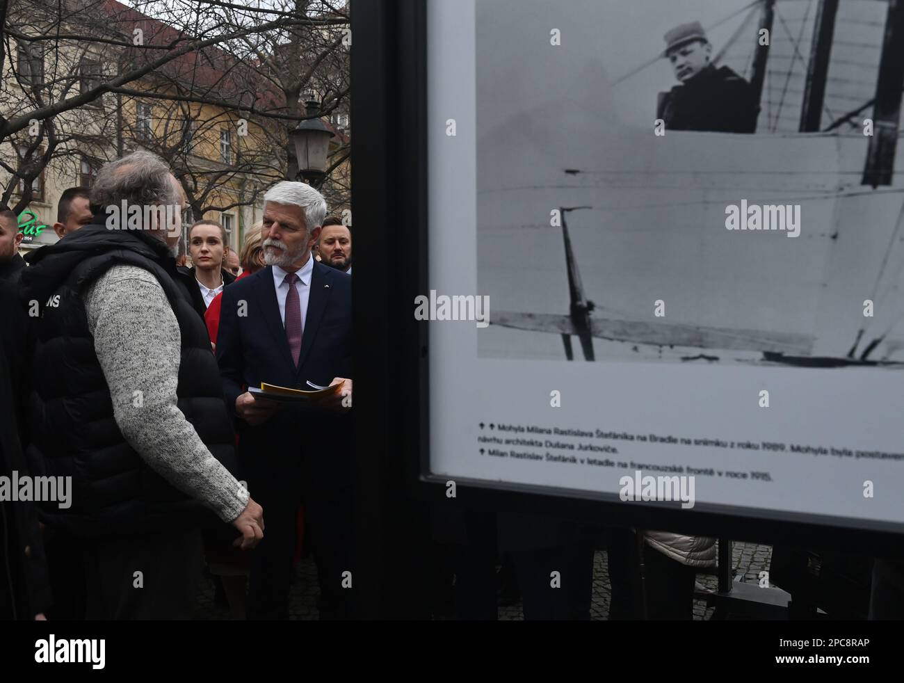 Bratislava, Slovacchia. 13th Mar, 2023. Primo giorno della visita di lavoro del presidente ceco Petr Pavel nella Repubblica slovacca, 13 marzo 2023, Bratislava, Slovacchia. Il presidente ceco Petr Pavel vede la mostra itinerante CTK Moments ceco/slovacco, che utilizza le fotografie delle notizie per commemorare la storia condivisa di cechi e slovacchi in un paese. Credit: Ludek Perina/CTK Photo/Alamy Live News Foto Stock