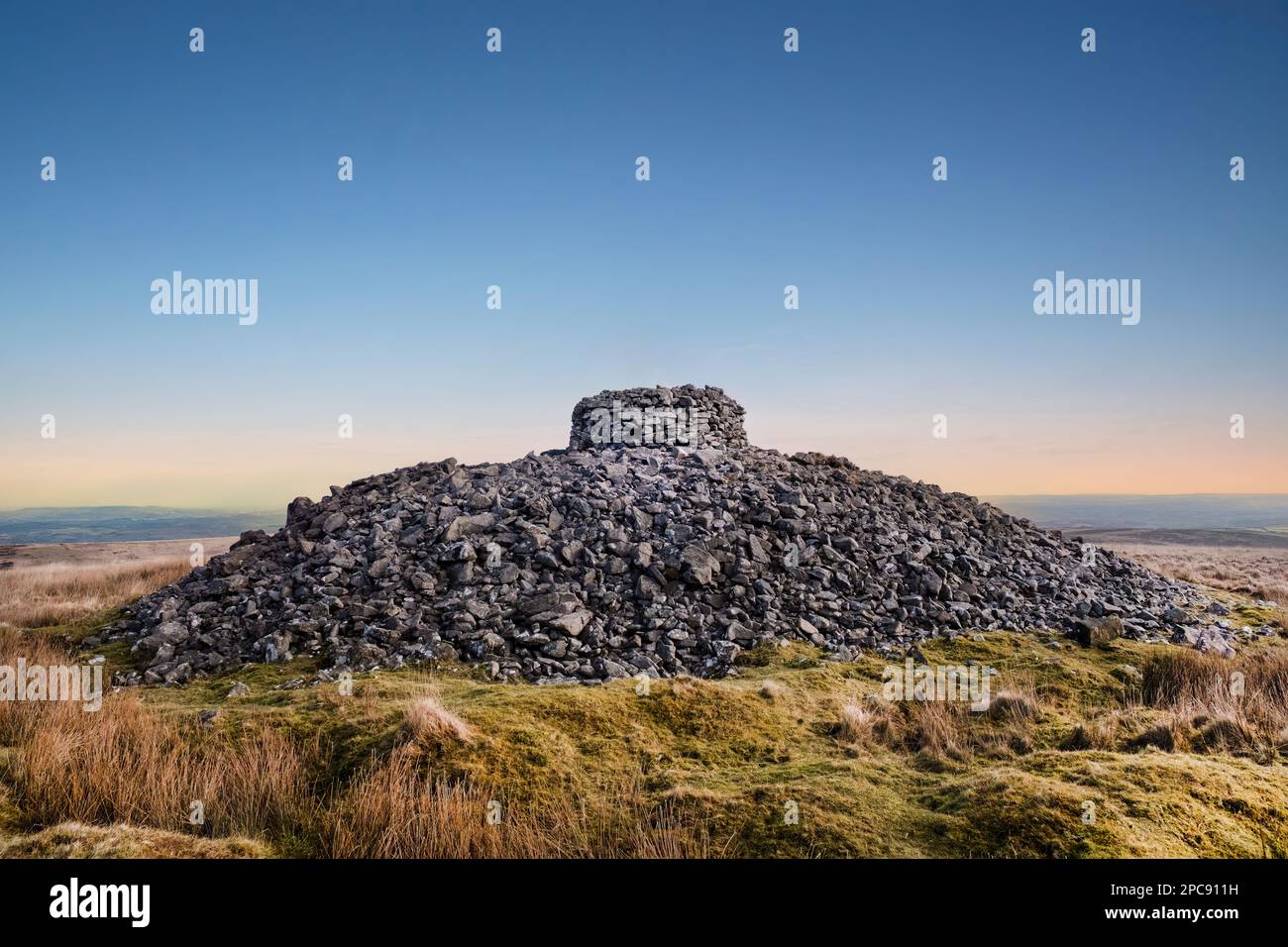 Eastern White Barrow si trova a Dartmoor, Devon, Regno Unito. Il monumento protetto è un tumulo rotondo dell'età del bronzo o tumulo sepolcrale ben conservato Foto Stock