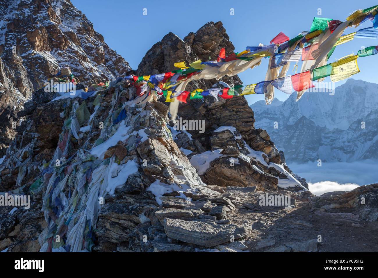 Bandiere di preghiera buddhiste sul passo Renjo la su tre passi percorso Trail in Himalaya, Nepal. Sventolando le bandiere di preghiera buddiste in un bellissimo paesaggio di montagna Foto Stock