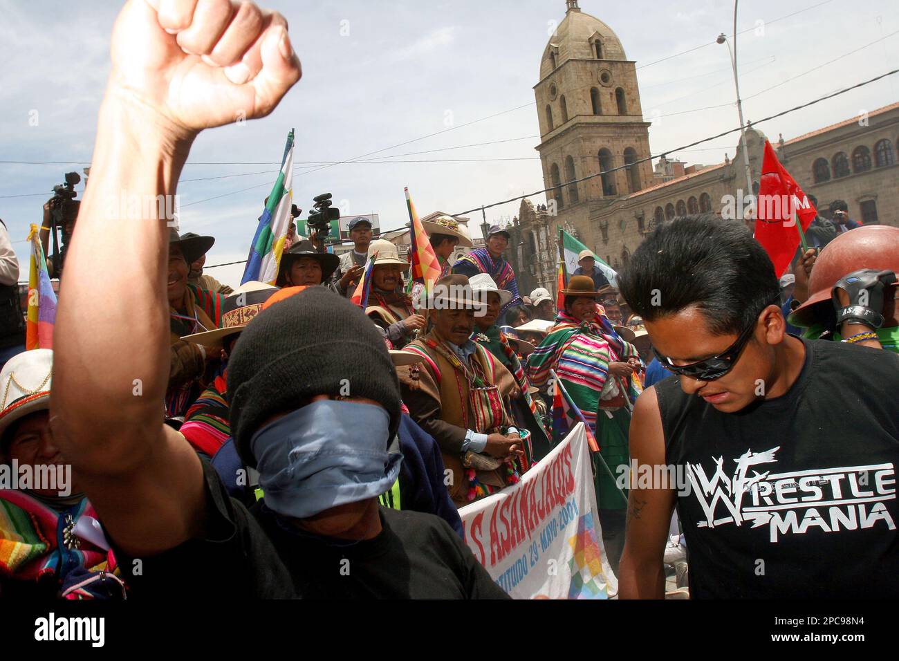 Bolivian indigenous demonstrators shout demanding a land reform as they gather at a main square in La Paz, Bolivia on Tuesday, Nov. 28, 2006. Thousands of marchers converged on this Andean capital to support a sweeping land reform bill stalled in the country's Senate and that President Evo Morales said he was preparing to push through by presidential decree. (AP Photo/Dado Galdieri) Foto Stock