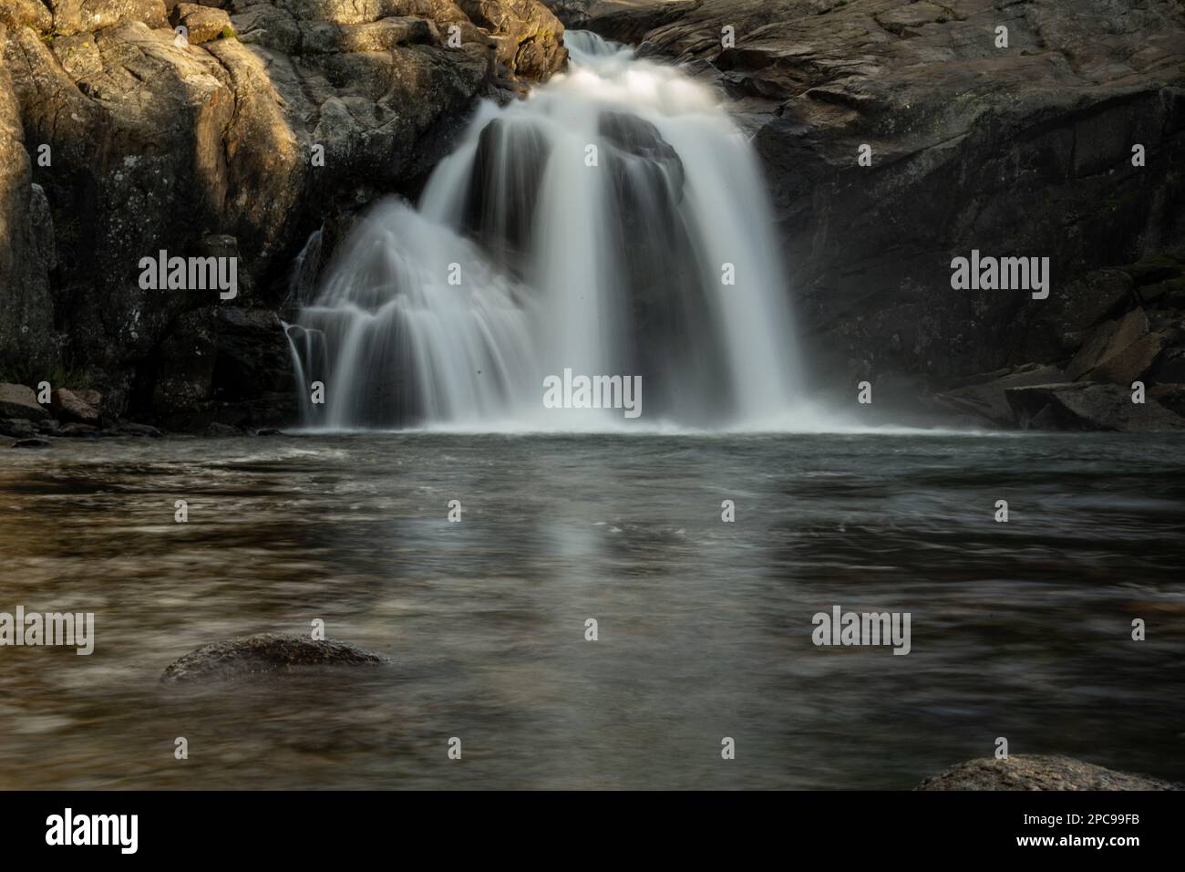 Corsi d'acqua lungo la cascata bianca al Glen Aulin High Sierra Camp a Yosemite Foto Stock