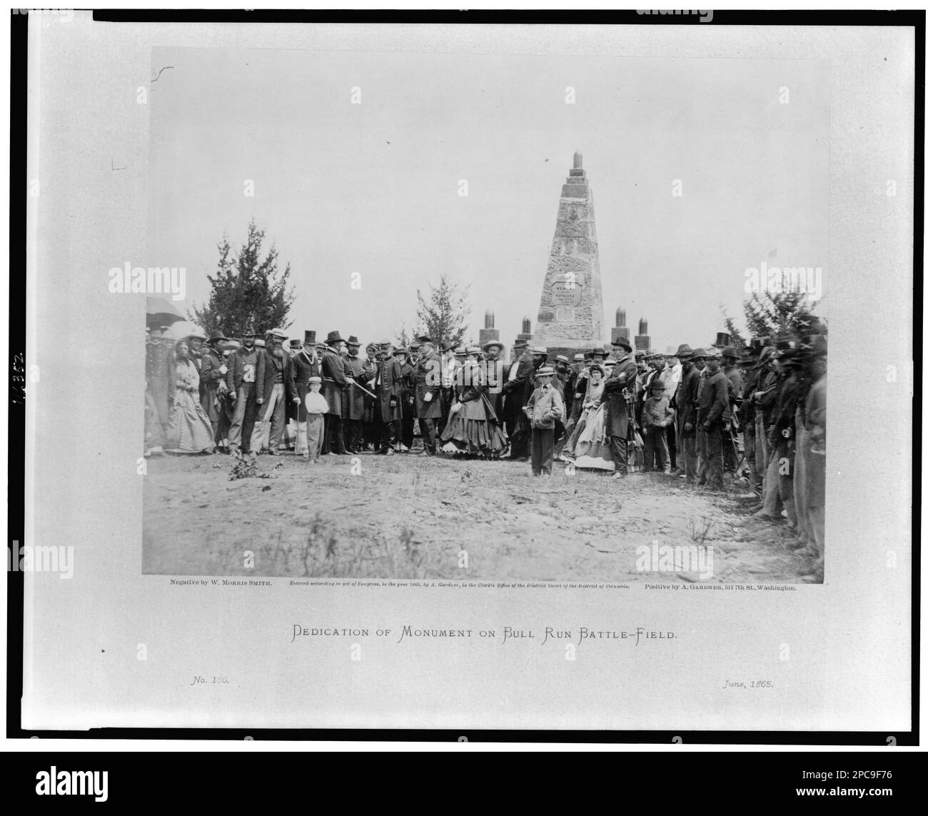 Dedica del monumento sul campo di battaglia di Bull Run / negativo di W. Morris Smith ; positivo di A. Gardner.. Copyright di A. Gardner, titolo dall'articolo, Illus. In: Libro fotografico della guerra di Gardner / Alexander Gardner. Washington, D.C. : Philp & Solomons, [c1866], v. 2, n. 100. Monuments & Memorials, Virginia, Bull Run, 1860-1870, Stati Uniti, Storia, Guerra civile, 1861-1865, Commemorazione. Foto Stock