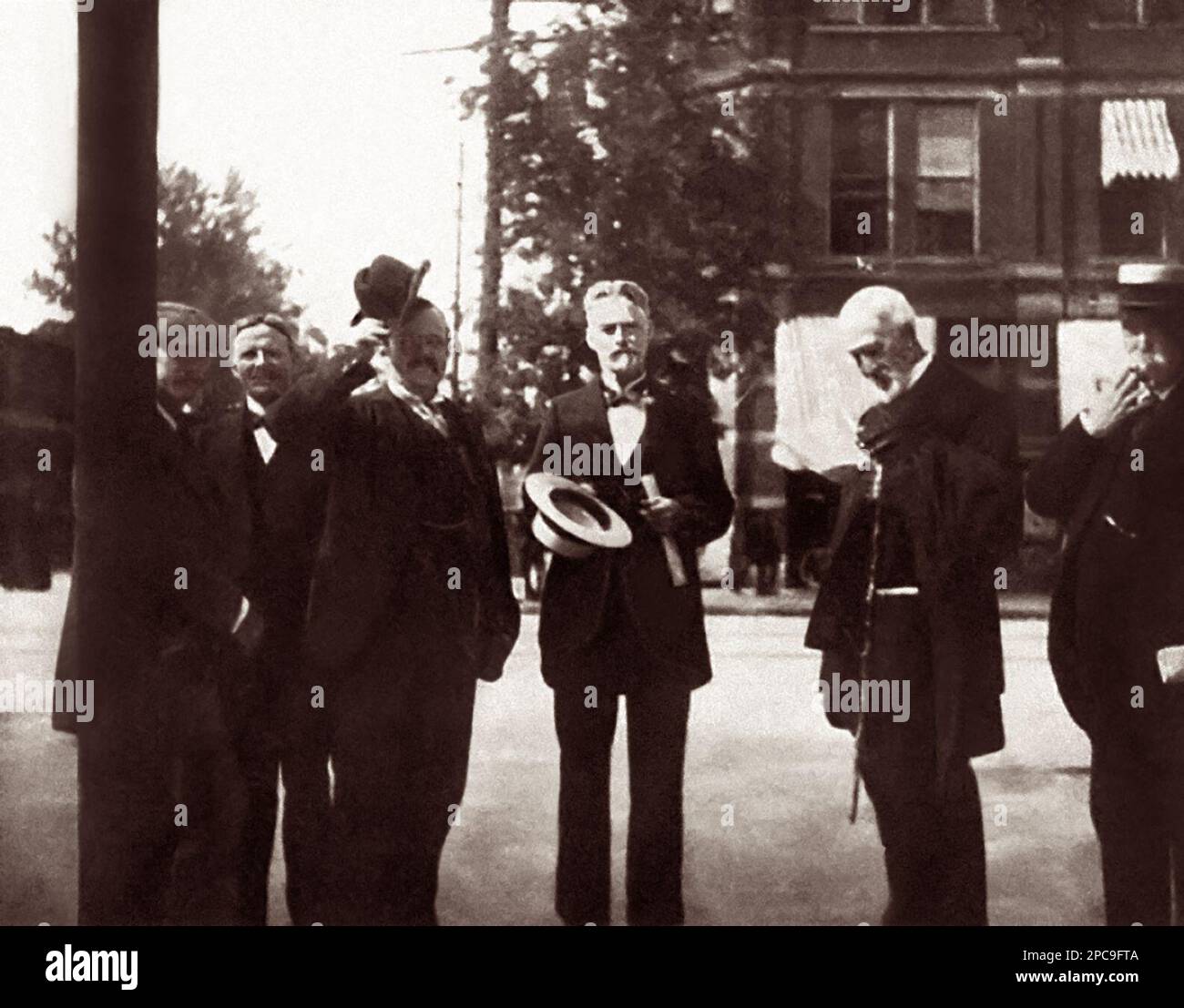 Edward Drinker Cope (1840-1897), paleontologo americano, ittiologo ed erpetologo, alla riunione di Buffalo del 1896 dell'American Association for the Advancement of Science. (La cimasa è mostrata a 3rd da destra). Foto Stock