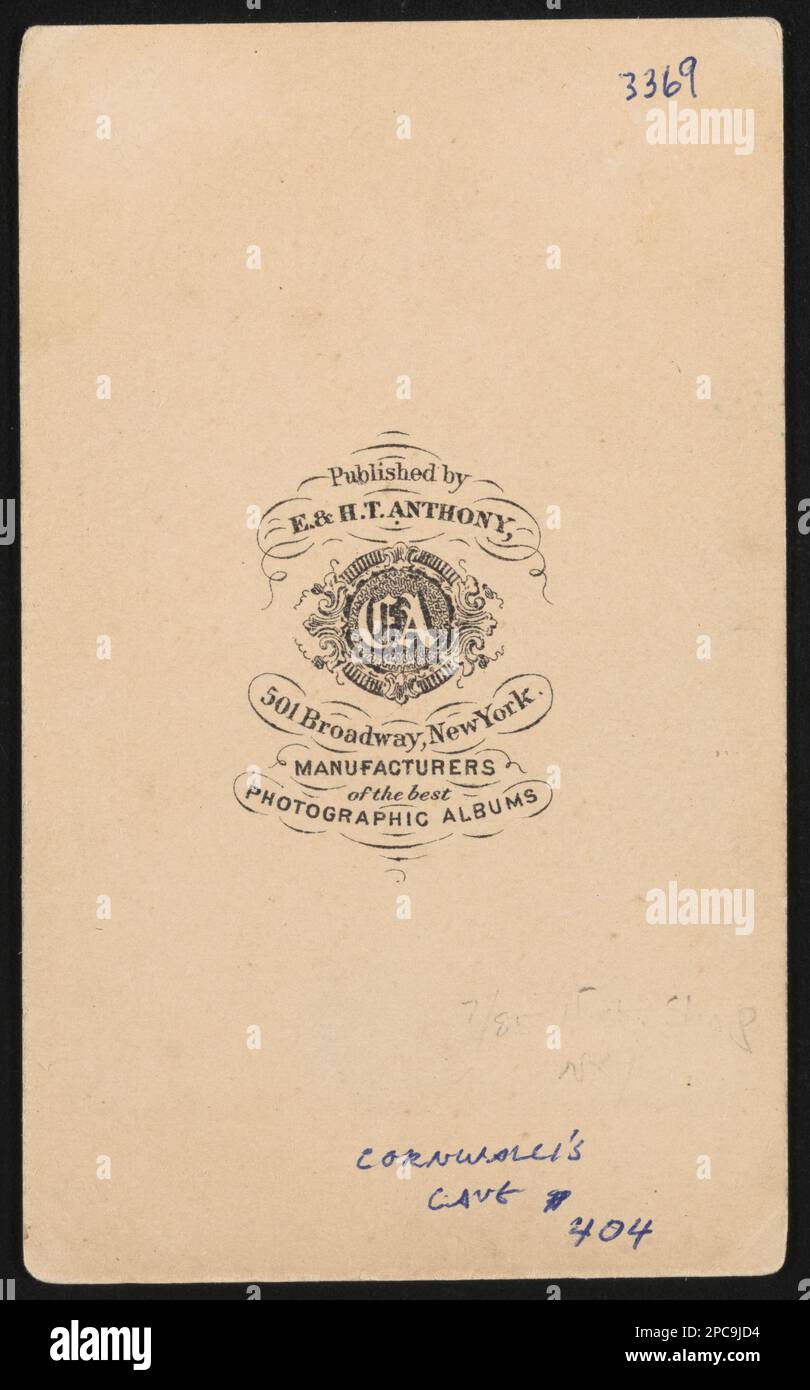 Mathew Brady e soldato non identificato in uniforme Union con fucile bayoneted all'ingresso della Cornwallis' Cave a Yorktown, Virginia / pubblicato da E. & H.T. Anthony, 501 Broadway, New York. Liljenquist Famiglia Collezione di fotografie della Guerra civile , pp/liljpaper. Brady, Mathew B, approssimativamente 1823-1896, Stati Uniti, esercito, Persone, 1860-1870, soldati, Unione, Virginia, Yorktown, 1860-1870, Caves, Virginia, Yorktown, 1860-1870, Fotografi, Virginia, Yorktown, 1860-1870, Uniformi militari, Unione, 1860-1870, Stati Uniti, Storia, Guerra civile, 1861-1865, personale militare, Unione. Foto Stock