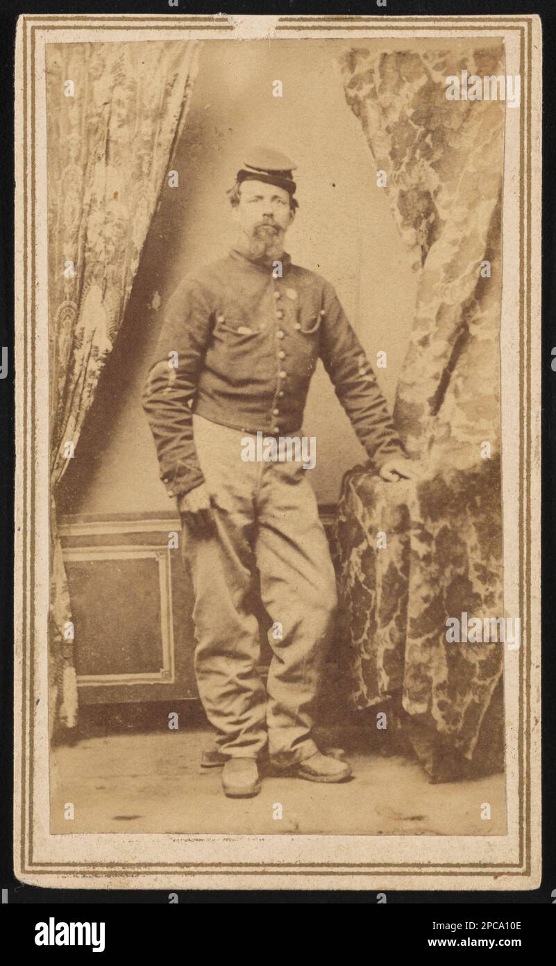 Unionista non identificato in uniforme con insegne a ferro di cavallo sulle maniche. Liljenquist Famiglia Collezione di fotografie della Guerra civile , pp/liljpaper. Stati Uniti, Esercito, persone, 1860-1870, soldati, Unione, 1860-1870, uniformi militari, Unione, 1860-1870, Stati Uniti, Storia, Guerra civile, 1861-1865, personale militare, Unione. Foto Stock