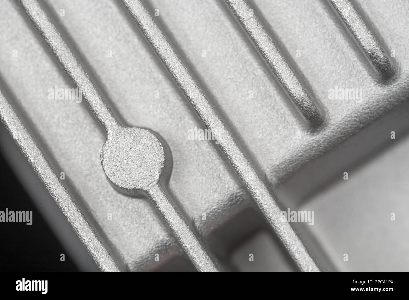 Alette di raffreddamento termoconduttive di un convertitore di carica CC/CC in alluminio pressofuso non di marca. Per astratto tecnico, astratto industriale. Foto Stock