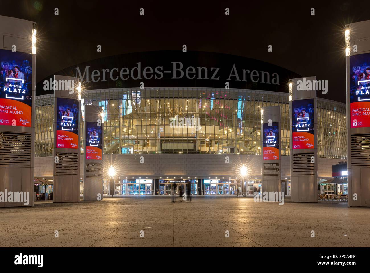 Mercedes Benz Arena a Berlino in una tranquilla serata invernale Foto Stock