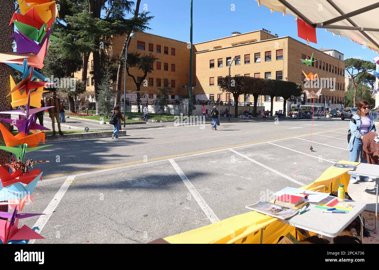 Roma, Italia. 13th Mar, 2023. Gli attivisti fanno origami all'Università la Sapienza per sostenere le donne iraniane, Roma, Italia, marzo 13 2023. Iniziative a sostegno del popolo iraniano oppresso dal governo dei mullah. (Foto di Elisa Gestri/SIPA USA) Credit: Sipa USA/Alamy Live News Foto Stock