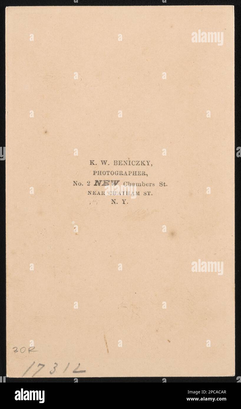 Infermiera non identificata sul personale del Chesapeake Hospital, Hampton, Virginia / K.W. Beniczky, fotografo, No. 2 New Chambers St., vicino a Chatham St., New York. Liljenquist Collezione di fotografie della Guerra civile , pp/liljpaper, pp/liljwoch. Chesapeake Hospital (Hampton, Virginia), People, 1860-1870, Stati Uniti, Esercito, gente, 1860-1870, Donne, servizio militare, 1860-1870, infermieri, Unione, 1860-1870, personale militare, Union, 1860-1870, Stati Uniti, Storia, Guerra civile, 1861-1865, aspetti medici, Unione, Stati Uniti, Storia, Guerra civile, 1861-1865, Donne. Foto Stock