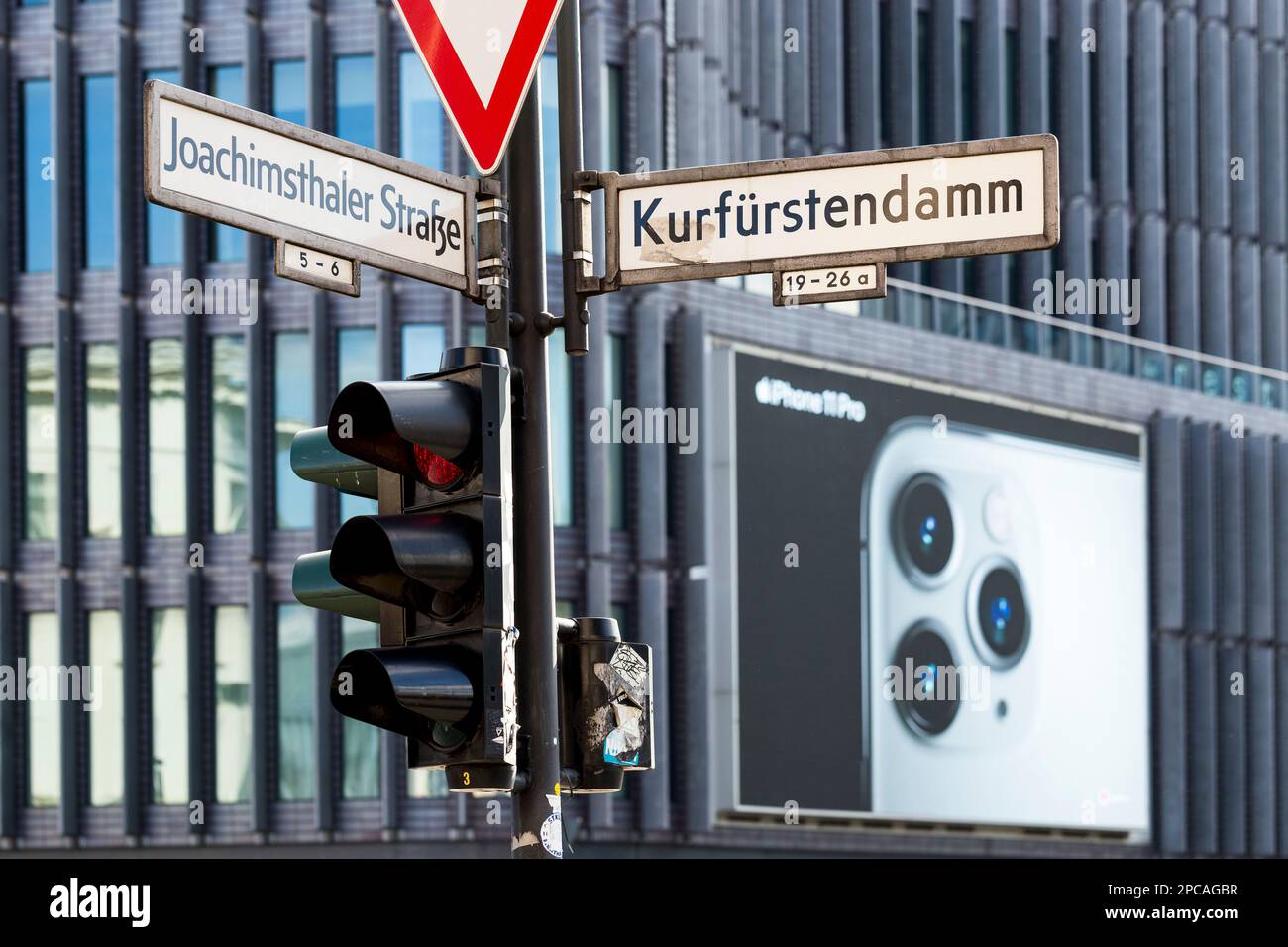 Berlino, Germania 10-7-2019 St segno del Kurfürstendamm, uno dei viali più famosi della città, noto anche come Ku'damm. Foto Stock
