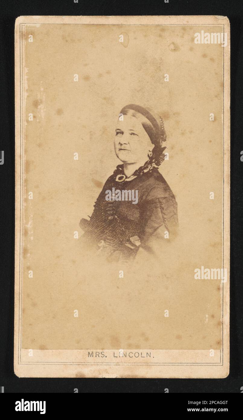 First Lady Mary Todd Lincoln, ritratto a metà lunghezza, in piedi, rivolto a sinistra. Liljenquist Collezione di fotografie della Guerra civile , pp/liljpaper, pp/liljwoch. Lincoln, Mary Todd, 1818-1882, Stati Uniti, Storia, Guerra civile, 1861-1865, Donne, Unione, coniugi dei presidenti, 1860-1870. Foto Stock