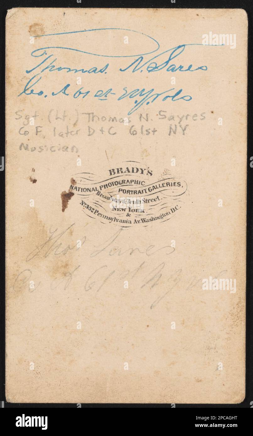 Musicista e secondo tenente Thomas N. Sares della Co.. F, Co. A, Co.. D, e Co. E, 61st New York Fanteria reggimento in uniforme e overcoat con tamburo / Brady, New York ; Brady's National Photographic Portrait Galleries, Broadway & Tenth Street, New York & No. 352 Pennsylvania Av., Washington, D.C.. Liljenquist Famiglia Collezione di fotografie della Guerra civile , pp/liljpaper. Sares, Thomas N, approssimativamente 1834-1881, Stati Uniti, esercito, New York, reggimento della fanteria, 61st, persone, soldati, Unione, 1860-1870, uniformi militari, Unione, 1860-1870, musicisti, 1860-1870, batteria (Strumenti musicali), 1860-1870, Foto Stock