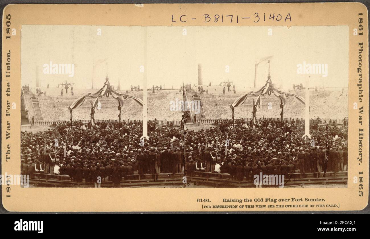 Alzando la vecchia bandiera su Fort Sumter. Collezione di fotografie della Guerra civile . Rites & Ceremonies, South Carolina, Charleston, 1860-1870, Forts & fortificazioni, South Carolina, Charleston, 1860-1870, Stati Uniti, Storia, Guerra civile, 1861-1865, strutture militari, Carolina del Sud, Charleston. Foto Stock