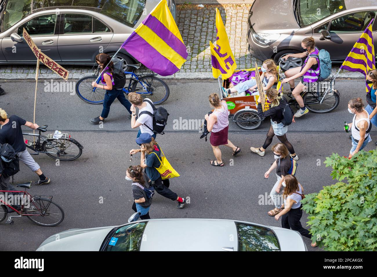 Berlino, Germania 08-21-2021 gli attivisti sociali visti dalla finestra di un edificio camminano lungo una strada stretta della capitale tedesca, Foto Stock