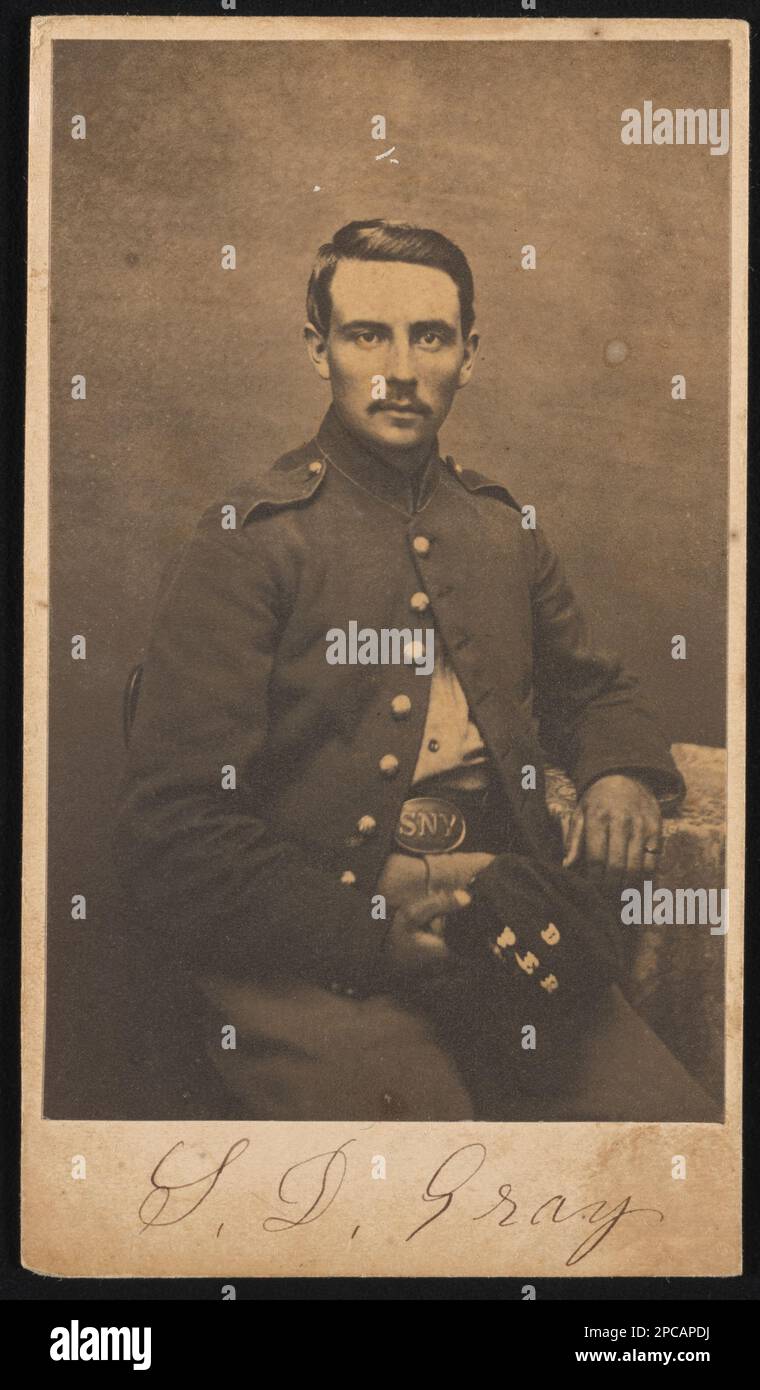 Privato Stephen D. Gray di Co.. D, 44th New York Infanty Regiment in uniforme con fibbia 'SNY' (Stato di New York) sulla cintura e insegne 'PER' (People's Ellsworth Regiment) sul suo kepi. Liljenquist Famiglia Collezione di fotografie della Guerra civile , pp/liljpaper. Grigio, Stephen D, approssimativamente 1838-1922, Stati Uniti, esercito, New York, reggimento della fanteria, 44th (1861-1864), persone, soldati, Unione, 1860-1870, uniformi militari, Union, 1860-1870, Buckles, 1860-1870, Stati Uniti, Storia, Guerra civile, 1861-1865, Personale militare, Unione. Foto Stock
