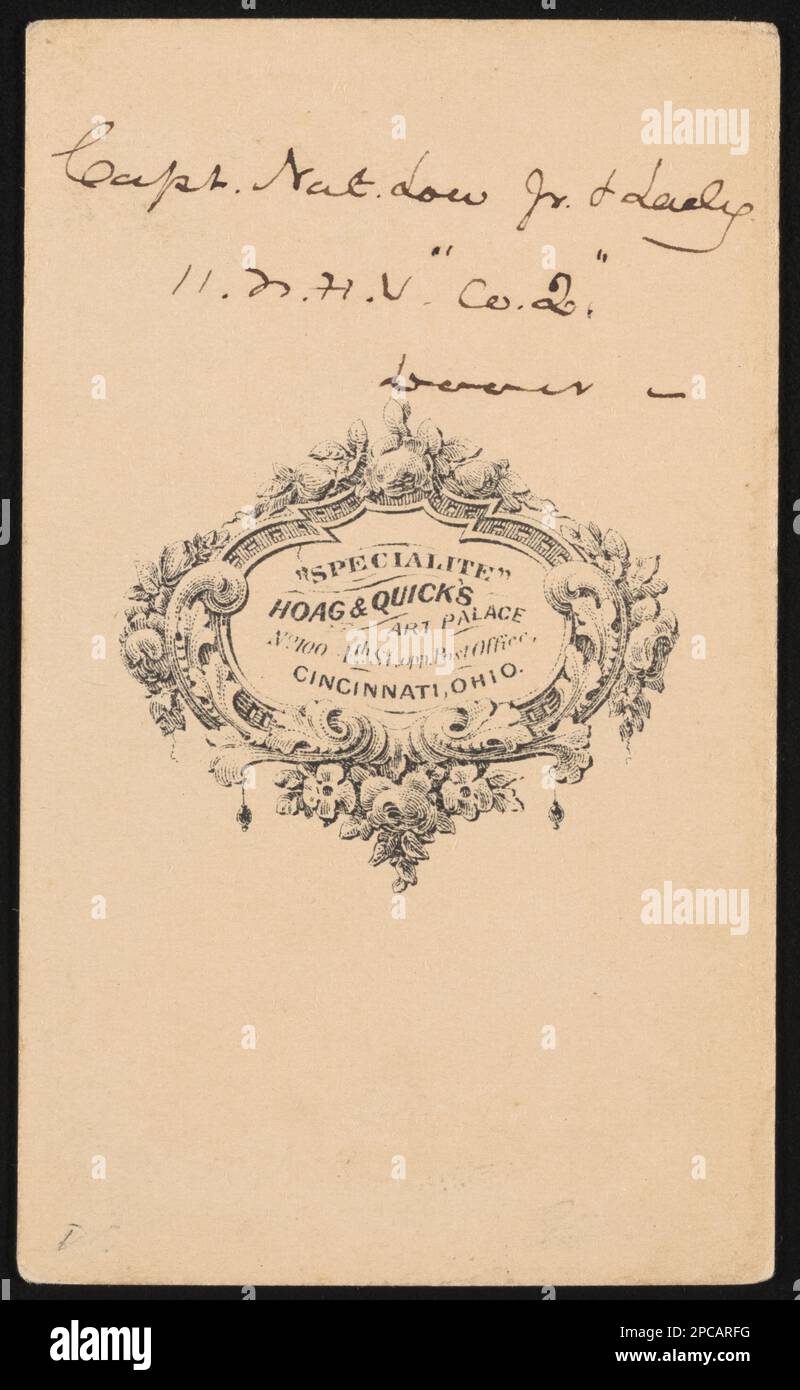 Il capitano Nathaniel Lowe, Jr. Della Co.. K, 11th New Hampshire Fantry Regiment e Quartermaster's Department US Volontari Regimento di Fanteria in uniforme con la moglie Jane Lowe / 'Specialité', Hoag & Quick's Art Palace, No. 100 4th St. Op. Ufficio postale di Cincinnati, Ohio.. Liljenquist Collezione di fotografie della Guerra civile , pp/liljpaper, pp/liljwoch. Lowe, Nathaniel, approssimativamente 1839-1890, Lowe, Jane, Approssimativamente 1843- , Stati Uniti, Esercito, New Hampshire Infanty Regiment, 11th (1862-1865), persone, Stati Uniti, Esercito, Dipartimento del Quartermaster, persone, 1860-1870, soldati, Unione, 1860-1870 Foto Stock