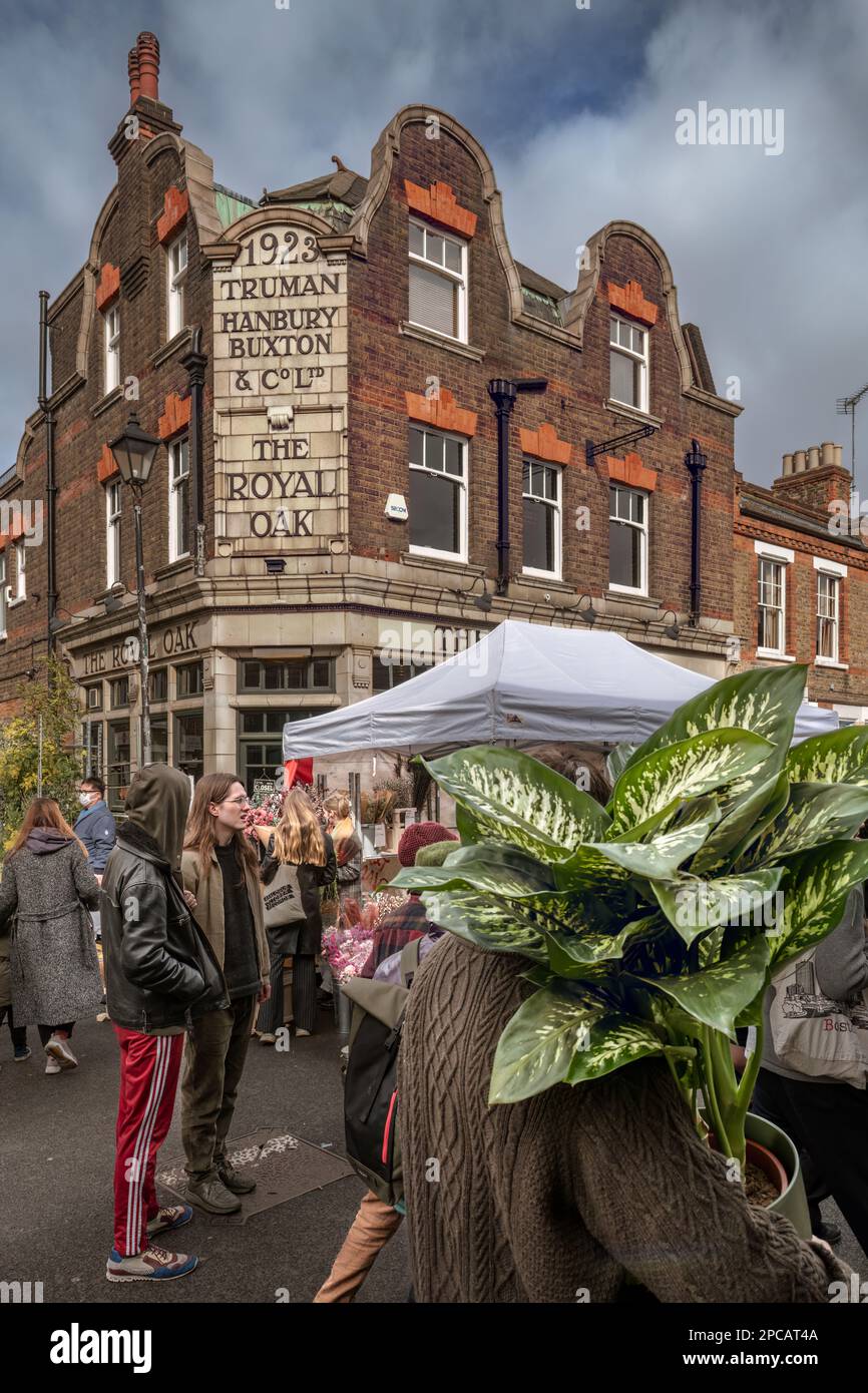 The Royal Oak Pub, Columbia Street - Una tradizionale casa pubblica situata a Bethnal Green. Il mercato dei fiori di Columbia Road si trova nei pressi di Hackney Ro Foto Stock