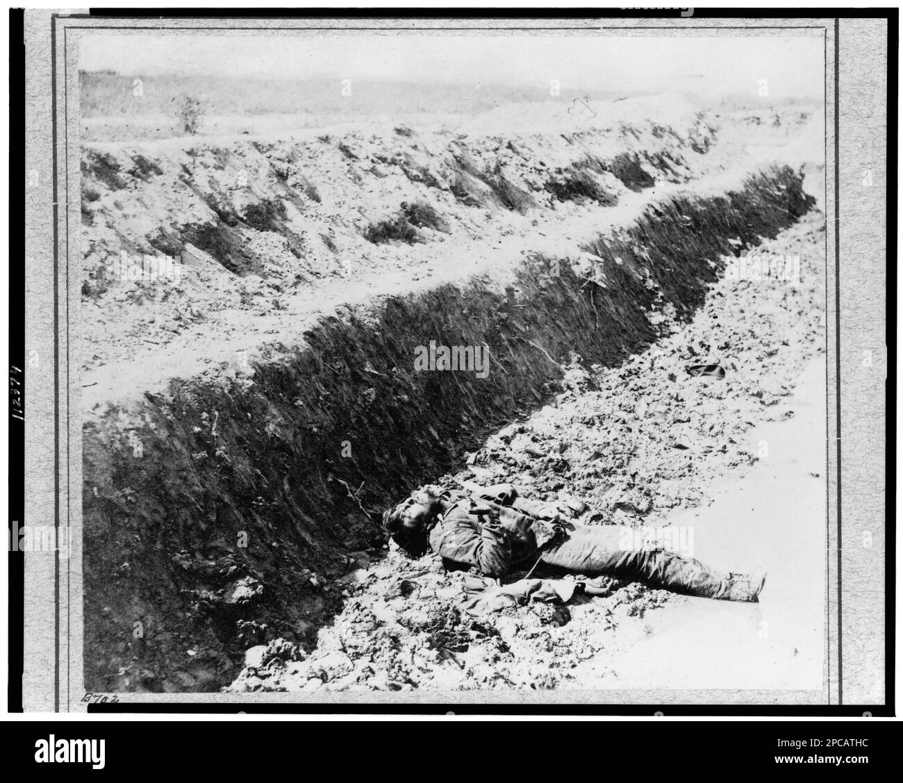 Confederati morti nelle trincee di Fort Mahone, 3 aprile 1865. No B702, titolo dall'articolo, il nome del fotografo dalla stampa fotografica dello stesso negativo al Metropolitan Museum of Art di New York, montato con altre 5 fotografie con didascalia generale: Dead Confederates a ft. Mahone, Petersburg, va, Gift; col. Godwin Ordway; 1948. Stati Uniti, Storia, Guerra civile, 1861-1865, Stati Uniti, Virginia, Petersburg. Foto Stock