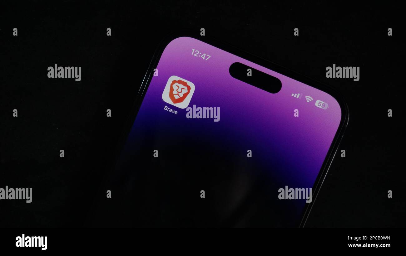 Brave browser Mobile Application sullo schermo massimo di iPhone 14 Pro. Primo piano del telefono Studio Shot sullo sfondo scuro. Foto Stock