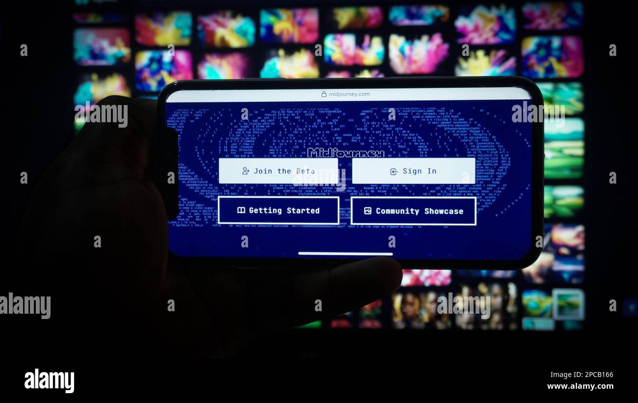 Telefono cellulare con il sito di Midjourney programma di intelligenza artificiale sullo schermo di fronte a una galleria homepage. Foto Stock