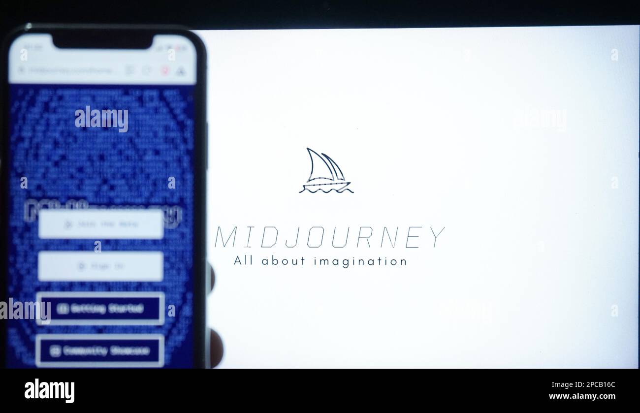 Telefono cellulare con il sito di Midjourney programma di intelligenza artificiale sullo schermo di fronte a una galleria homepage. Foto Stock