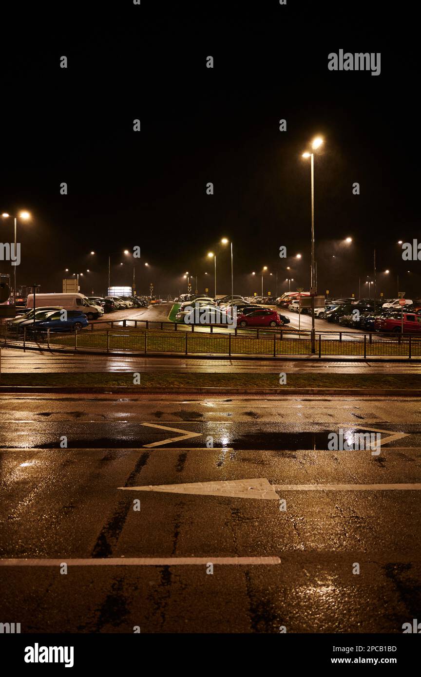 10 mar 2023 - luton uk: Parcheggio notturno sotto la pioggia Foto Stock