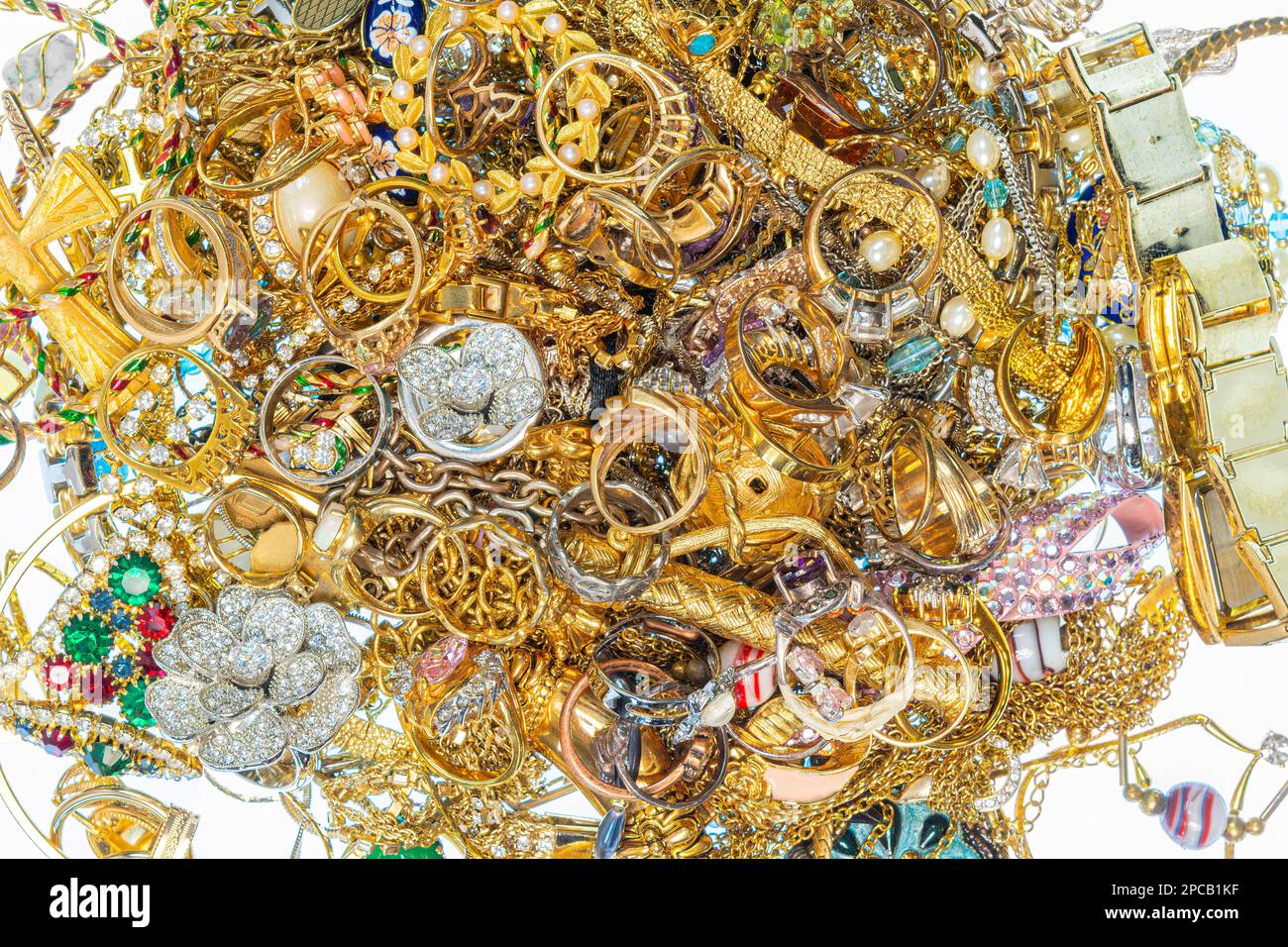 Vista aerea orizzontale ripresa di una pila di gioielli in oro. Foto Stock