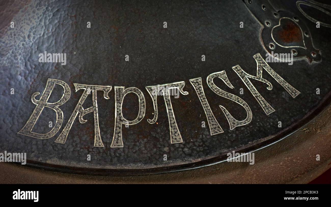 Fonte battesimale, chiesa della Santissima Trinità, porta del mercato, Sankey St, Warrington, Cheshire, Inghilterra, Regno Unito, WA1 1XG Foto Stock