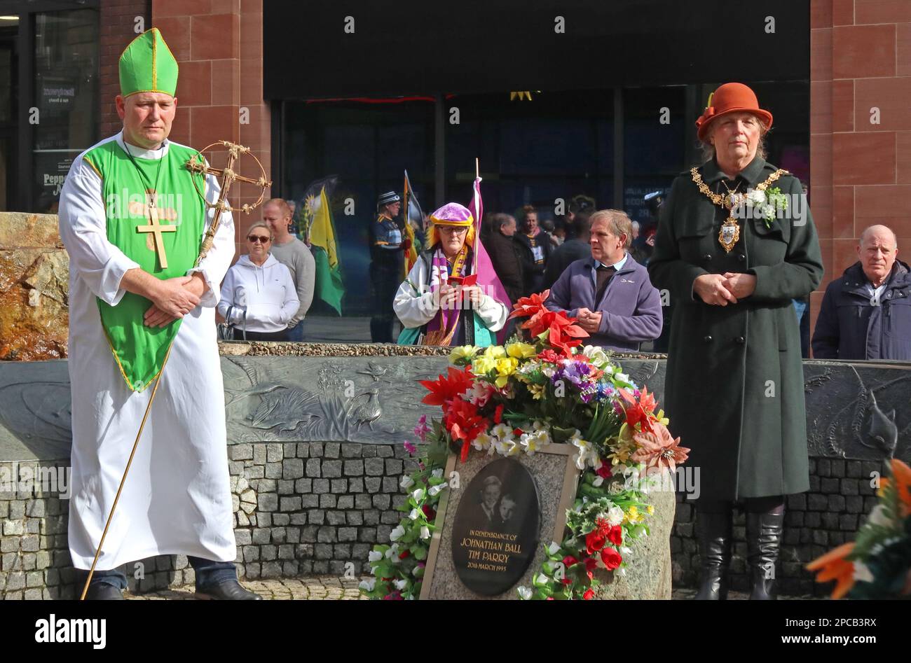 St Patricks Day 2023 sfilata della comunità irlandese Orford Ln Warrington al monumento commemorativo dei bombardamenti IRA di Bridge Street, sindaco Cllr Jean Flaherty Cheshire, Regno Unito Foto Stock